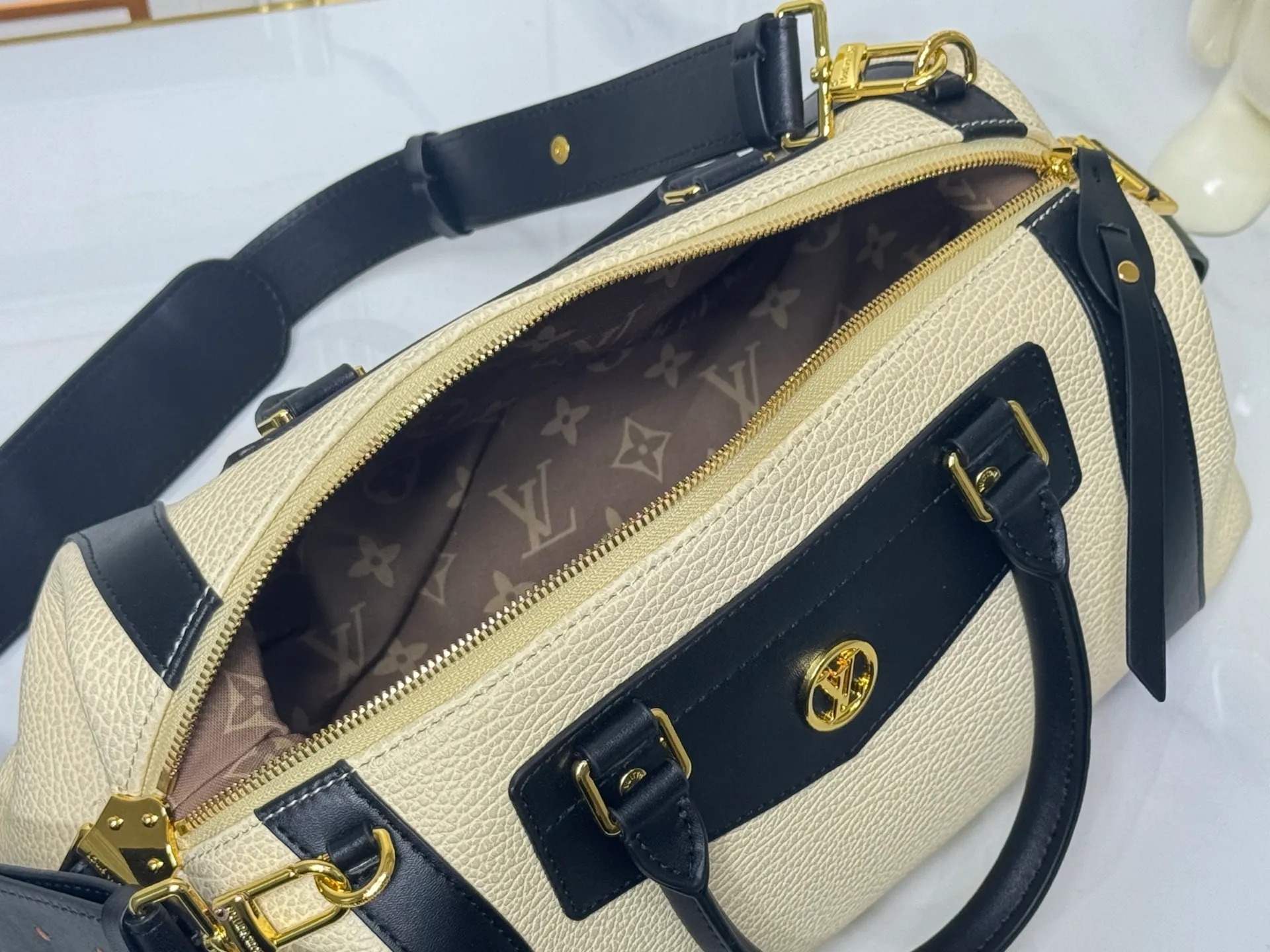 Batch 340💰M25557 M25561 M25561 M25566 Dark Gray M14702 Medium This Nano LV Rider handbag is from the 2025 spring and summer series. It combines pixelated grain sheep leather with smooth cow leather elements, and then uses the LV Circle logo to accentuate the elegant panels. The foldable configuration makes it easy to store in a suitcase, and the modern design adds a rock-n-roll edge to any look. Dimensions: 15 × 15 × 38 cm (H x W x L) Sheep leather Cow leather trim Textile lining Metal hardware Zipper closure Side slip straps Internal pocket Holds a 6.7-inch smartphone, Romy card holder and lipstick Shoulder strap: removable, adjustable Half-length strap: 30.0 cm Half-length strap adjustable to: 45.0 cm Handle: Double handle