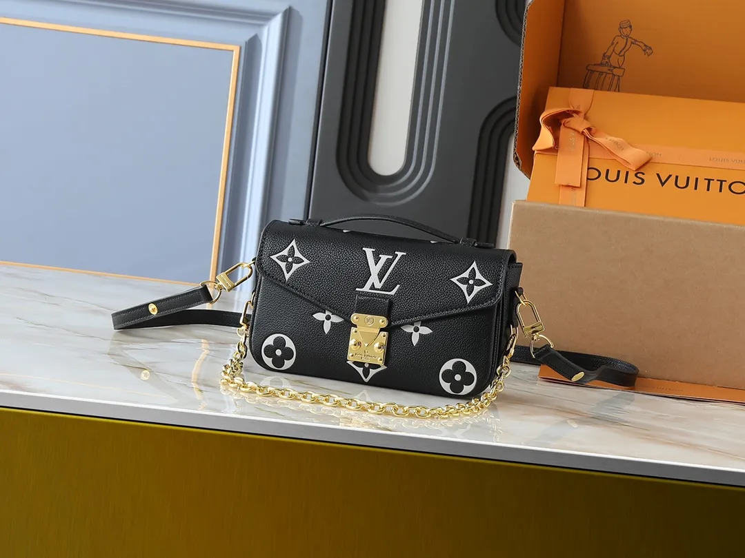 💰240💰Upgraded from the original M47045 M23940 M46595 M22942 M23081 M46596 M46279 This Pochette Métis East West handbag is made of Monogram Empreinte embossed leather, showing the fusion of brand style and modern elements. The traditional S-lock clasp and detachable short chain have a metallic sheen, and the sophisticated construction includes a neat interior and adjustable shoulder straps for easy urban mobility. Dimensions: 21.5 x 13.5 x 6.0 cm (length x height x width)