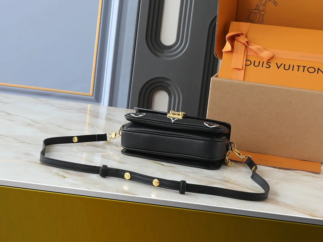 💰240💰Upgraded from the original M47045 M23940 M46595 M22942 M23081 M46596 M46279 This Pochette Métis East West handbag is made of Monogram Empreinte embossed leather, showing the fusion of brand style and modern elements. The traditional S-lock clasp and detachable short chain have a metallic sheen, and the sophisticated construction includes a neat interior and adjustable shoulder straps for easy urban mobility. Dimensions: 21.5 x 13.5 x 6.0 cm (length x height x width)
