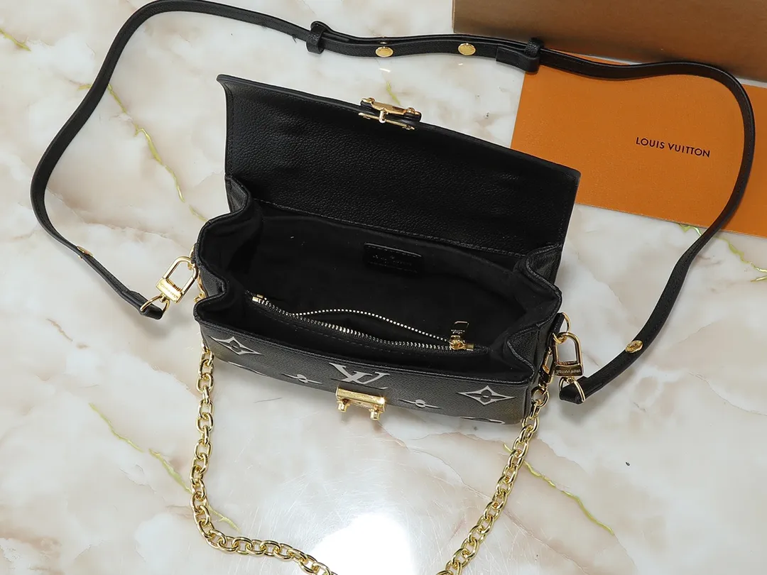 💰240💰Upgraded from the original M47045 M23940 M46595 M22942 M23081 M46596 M46279 This Pochette Métis East West handbag is made of Monogram Empreinte embossed leather, showing the fusion of brand style and modern elements. The traditional S-lock clasp and detachable short chain have a metallic sheen, and the sophisticated construction includes a neat interior and adjustable shoulder straps for easy urban mobility. Dimensions: 21.5 x 13.5 x 6.0 cm (length x height x width)