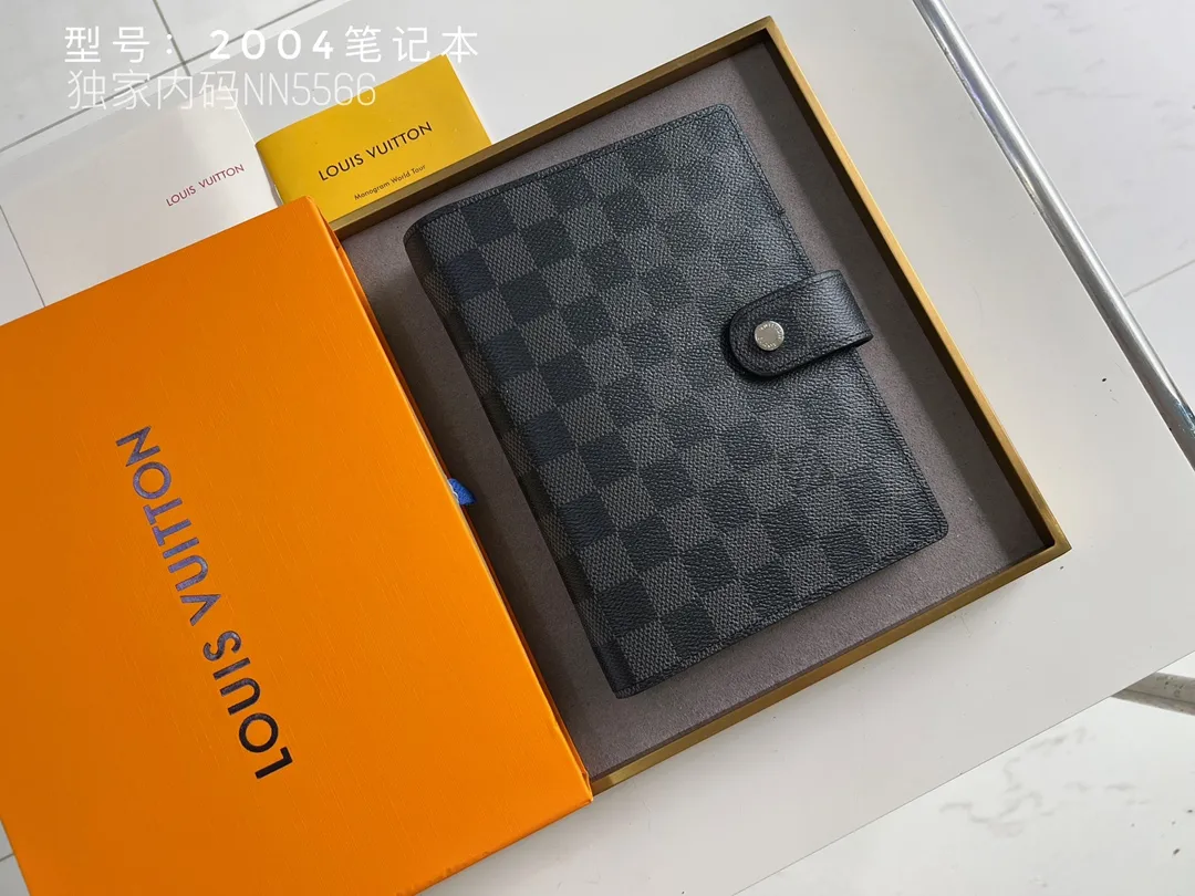 💰140 Top Original 💎 Latest Date 📅 Notepad This small notepad cover is made of Monogram canvas and can hold three credit cards. It can also be used as an address book, notebook or calendar. Epi leather is delicately embossed with LV initials and is lined with intertwined textured leather - Push-button closure - Six-ring binder with three rings in a set, six credit card slots and two internal compartments - Notepad insert available separately. Model: 2004 Size: 14x8cm