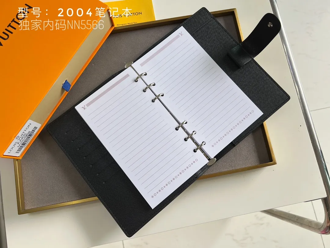 💰140 Top Original 💎 Latest Date 📅 Notepad This small notepad cover is made of Monogram canvas and can hold three credit cards. It can also be used as an address book, notebook or calendar. Epi leather is delicately embossed with LV initials and is lined with intertwined textured leather - Push-button closure - Six-ring binder with three rings in a set, six credit card slots and two internal compartments - Notepad insert available separately. Model: 2004 Size: 14x8cm