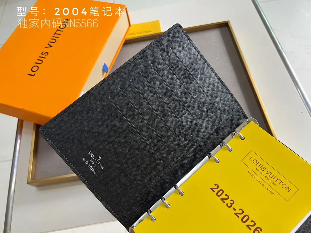 💰140 Top Original 💎 Latest Date 📅 Notepad This small notepad cover is made of Monogram canvas and can hold three credit cards. It can also be used as an address book, notebook or calendar. Epi leather is delicately embossed with LV initials and is lined with intertwined textured leather - Push-button closure - Six-ring binder with three rings in a set, six credit card slots and two internal compartments - Notepad insert available separately. Model: 2004 Size: 14x8cm