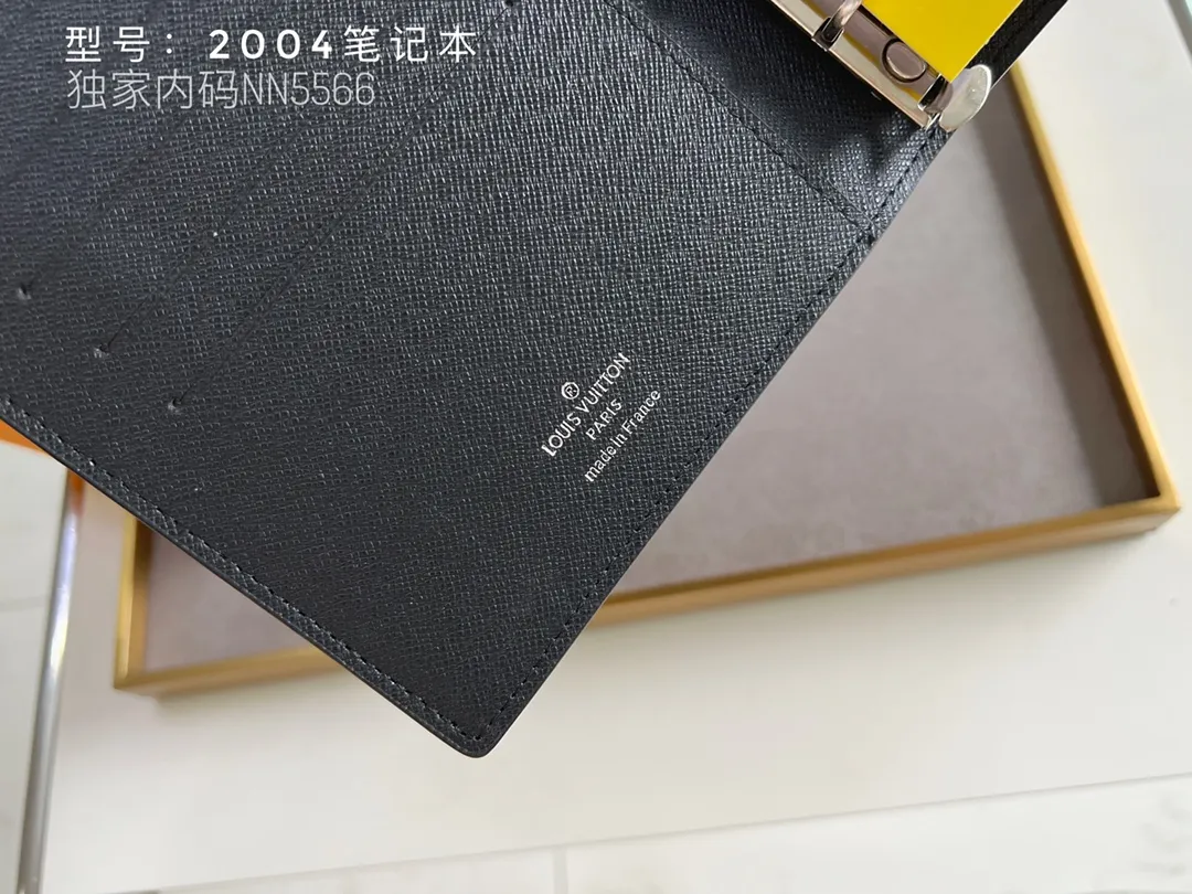 💰140 Top Original 💎 Latest Date 📅 Notepad This small notepad cover is made of Monogram canvas and can hold three credit cards. It can also be used as an address book, notebook or calendar. Epi leather is delicately embossed with LV initials and is lined with intertwined textured leather - Push-button closure - Six-ring binder with three rings in a set, six credit card slots and two internal compartments - Notepad insert available separately. Model: 2004 Size: 14x8cm