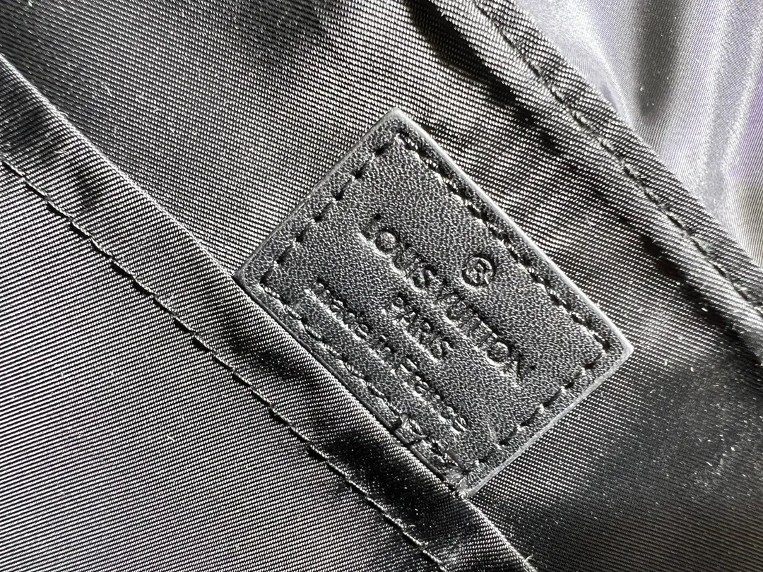 Batch 340💰M25121 M12517 The latest Voyager small messenger bag is made of Monogram Shadow cow leather, inspired by retro school bags. The brand-new LV buckle brings a convenient experience, the adjustable shoulder strap allows for comfortable carrying, and there is ample space to store tablets, chargers, notepads and other daily needs. 33 x 22.5 x 11 cm (length x height x width)