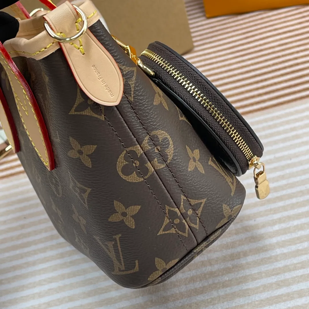 [Upgraded version] P640🐶Upgraded version. High quality. Semi-steel hardware. Comes with complete packaging❣️M46705🐶This Neverfull BB handbag combines classic design with iconic details. Made of Monogram canvas, lined with colorful fabrics and trimmed with cow leather, it is spacious but not bulky. Tighten the sides for a trendy look, and stretch them for a casual look. Features a slim, comfortable handle for shoulder or elbow carry. Detachable bag can be used as a clutch or pocket. Size: 24x14x9cm