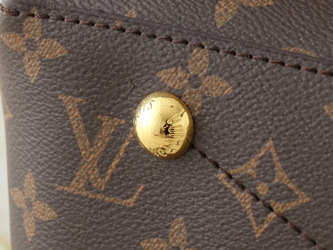 💰240💰Upgraded from the original M45522, 43170. This MONOGRAM canvas material is a new style of Melie handbag, a fashionable must-have item. Veau Cachemire leather material. Full leather embossed woven wrist double bag shopping bag. Lightweight and comfortable to carry. Unique vertical and narrow shape with modern style. Zipper pocket with metal engraved zipper puller for more personality. Size: 33x16x30cm