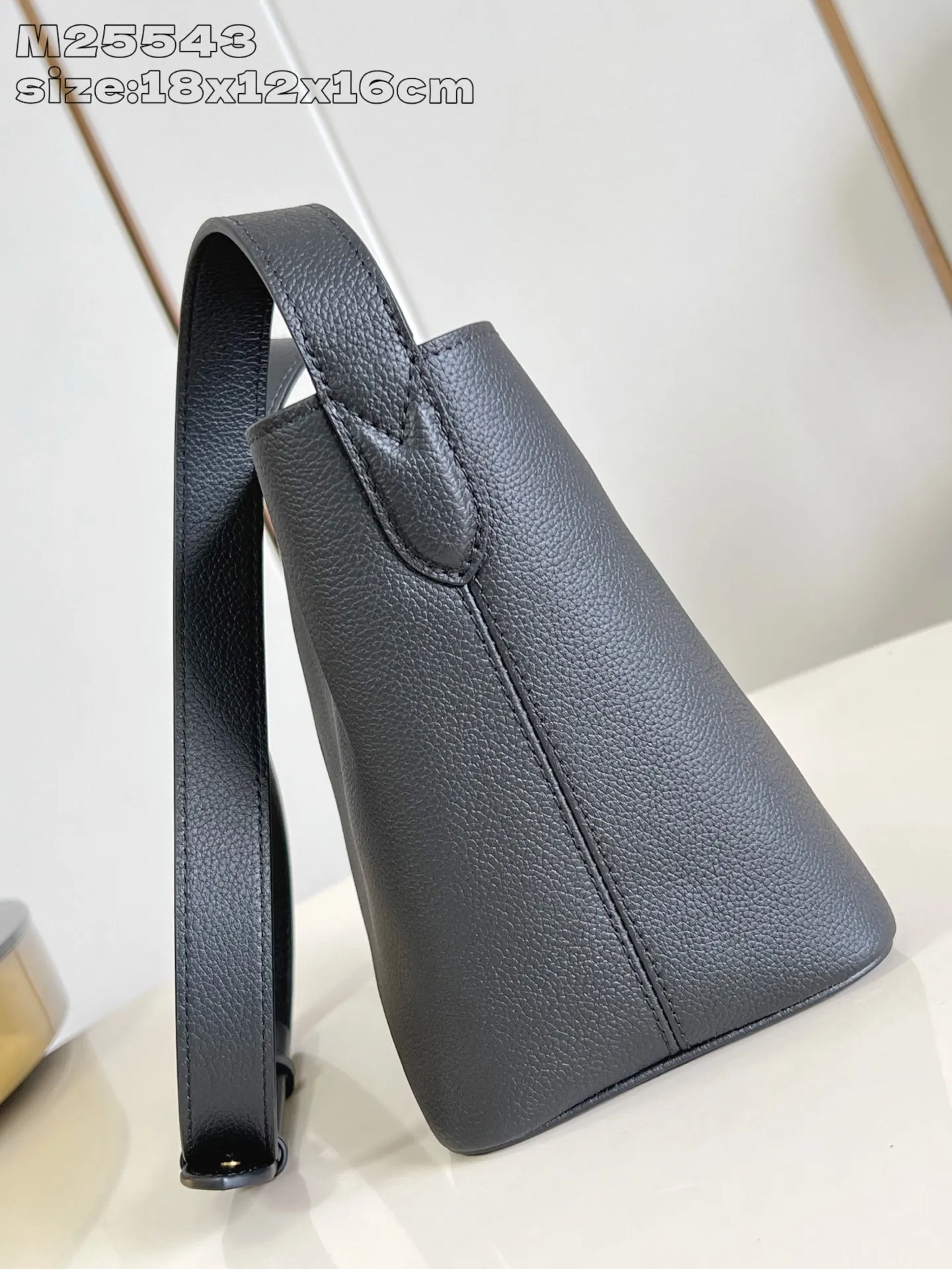 💰1080 (top-grain leather) top-quality original individual real shot M25543 black/early version] This All In BB handbag is from the Low Key series. It is made of grained cow leather to create a compact bucket bag configuration, which can be carried in a variety of ways for day and night occasions. The distressed metal pieces convey a retro feel, while the LV padlock and removable Monogram pocket highlight the brand's style. 18 x 12 x 16 cm (height x width x length)