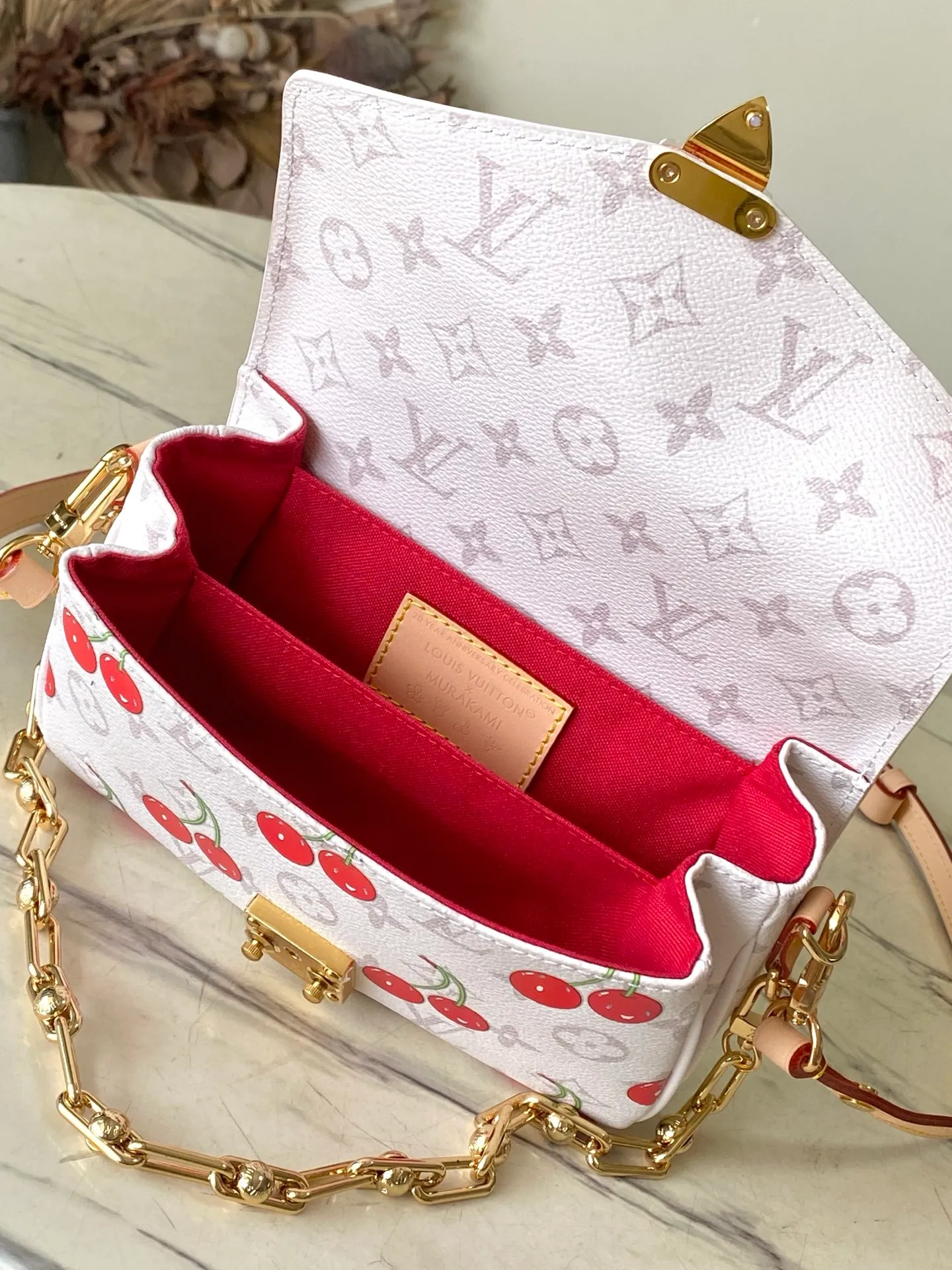 💰940 Top Original Order M14231 This Pochette Metis East West handbag comes from the Louis Vuitton x Takashi Murakami replica series. The Monogram coated canvas is dipped in new season soft tones, which contrasts with the sweet cherry pattern painted by the artist. Yingze's S-lock buckle brightens the overall design, and the exquisite structure is equipped with multiple compartments, making it an elegant choice for daily travel. Dimensions: 21.5 × 13.5 × 6 cm