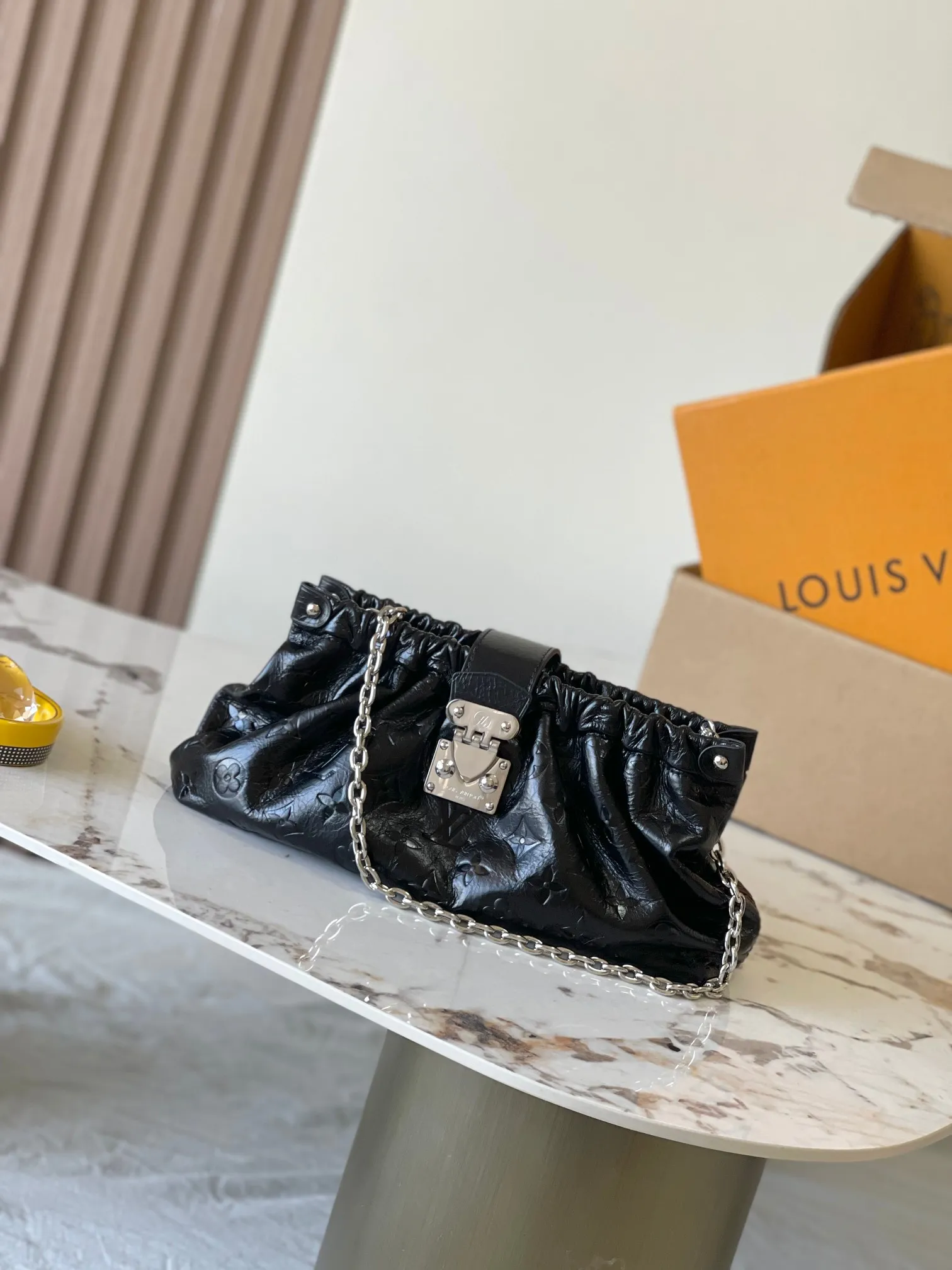 p1860 [Special grade MB original leather] POCHETTE SLING small handbag official website picture Model: M27822 black oil wax leather 163C chip version Material: A-grade all-steel hardware, imported original fabric Packaging: full set of original duty-free MB packaging Size: 30*16*11CM