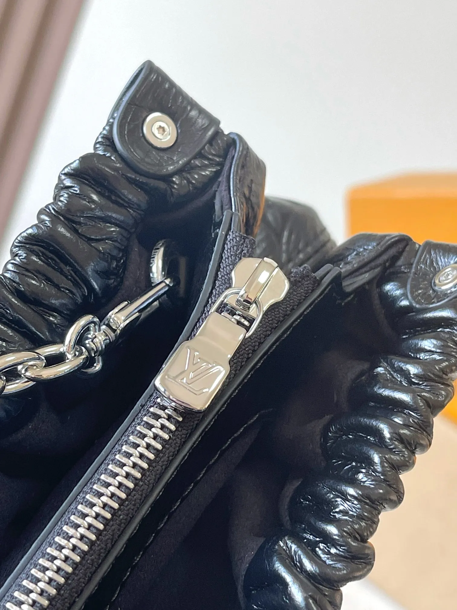 p1860 [Special grade MB original leather] POCHETTE SLING small handbag official website picture Model: M27822 black oil wax leather 163C chip version Material: A-grade all-steel hardware, imported original fabric Packaging: full set of original duty-free MB packaging Size: 30*16*11CM