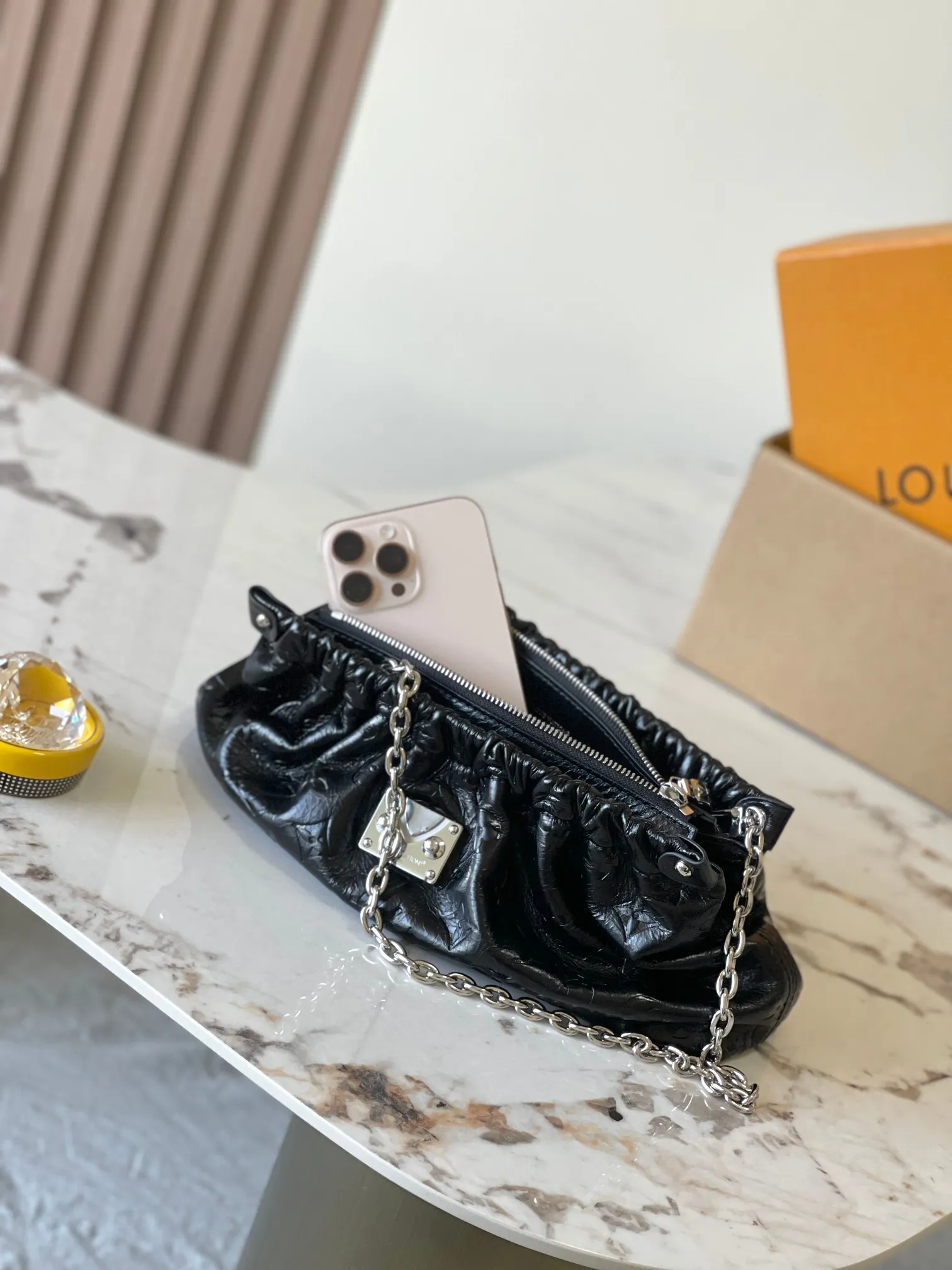 p1860 [Special grade MB original leather] POCHETTE SLING small handbag official website picture Model: M27822 black oil wax leather 163C chip version Material: A-grade all-steel hardware, imported original fabric Packaging: full set of original duty-free MB packaging Size: 30*16*11CM