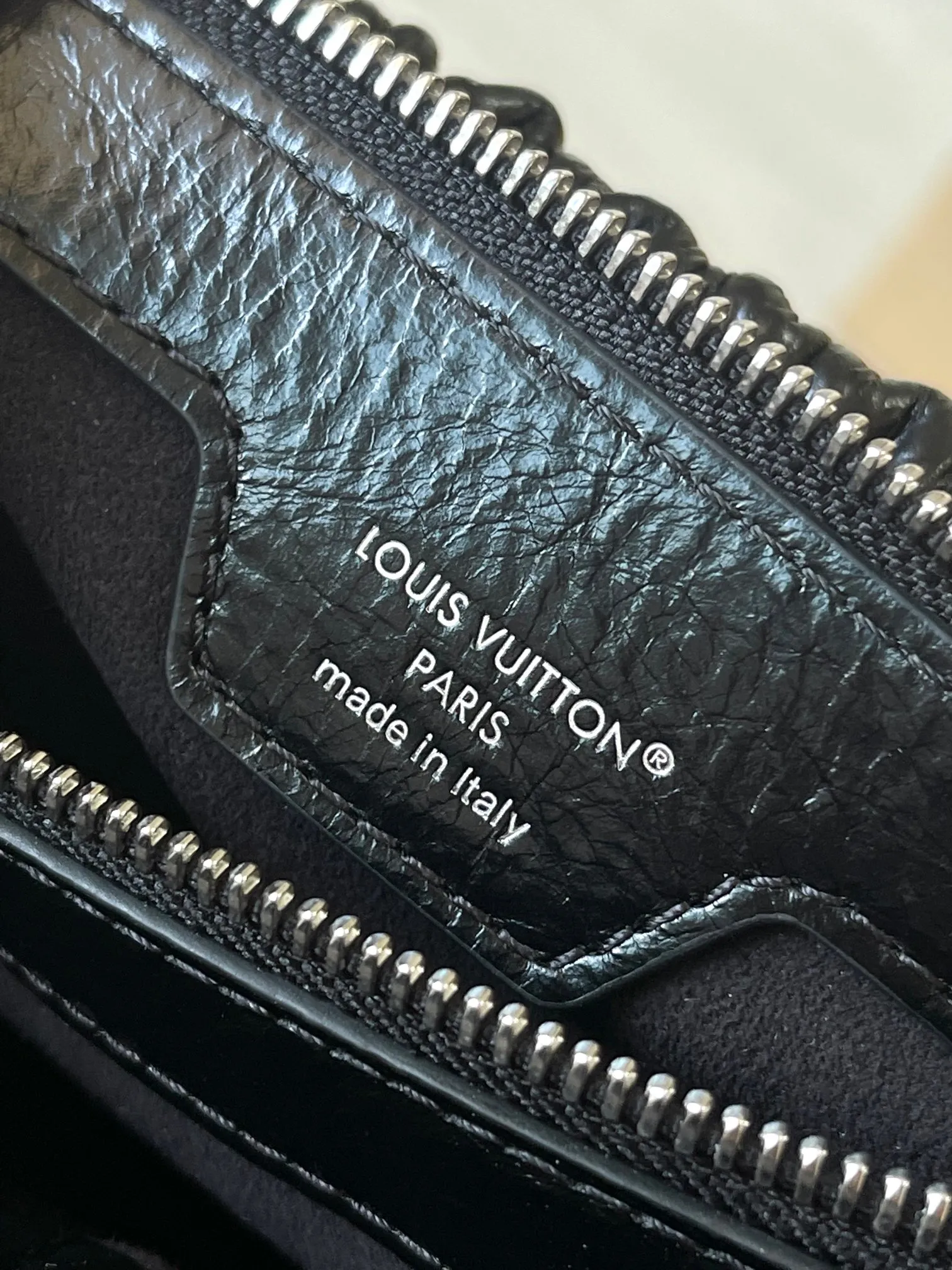 p1860 [Special grade MB original leather] POCHETTE SLING small handbag official website picture Model: M27822 black oil wax leather 163C chip version Material: A-grade all-steel hardware, imported original fabric Packaging: full set of original duty-free MB packaging Size: 30*16*11CM