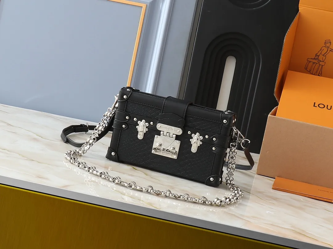 💰340💰Upgraded from the original M40273 M86286. This Petite Malle handbag was designed by Nicolas Ghesquière. It is made of gorgeous snake leather and has a "small hard box" configuration. It continues Louis Vuitton's classic heritage and is suitable for day and night occasions. Natural stone once built the magnificent Palace of Versailles, and now it creates a dreamy color like the full moon in the night sky. 20 x 12.5 x 5 cm (length x height x width)