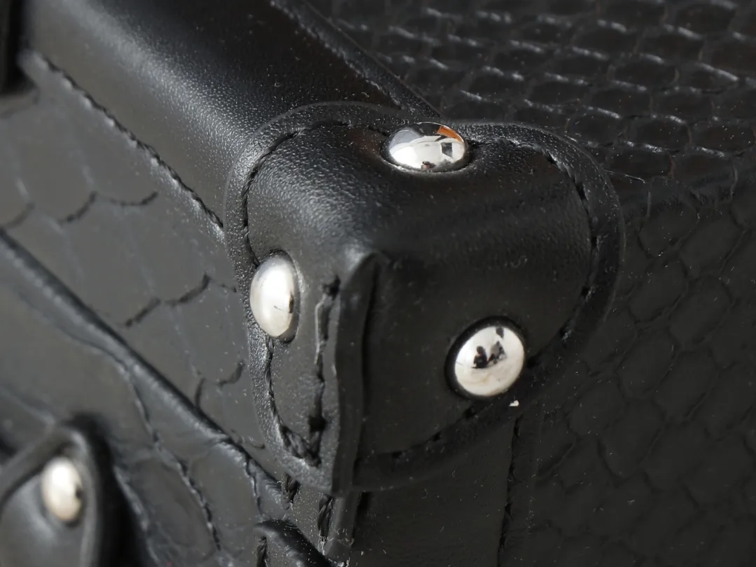 💰340💰Upgraded from the original M40273 M86286. This Petite Malle handbag was designed by Nicolas Ghesquière. It is made of gorgeous snake leather and has a "small hard box" configuration. It continues Louis Vuitton's classic heritage and is suitable for day and night occasions. Natural stone once built the magnificent Palace of Versailles, and now it creates a dreamy color like the full moon in the night sky. 20 x 12.5 x 5 cm (length x height x width)