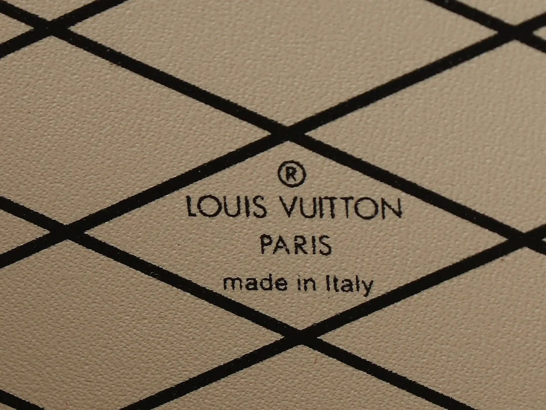 💰340💰Upgraded from the original M40273 M86286. This Petite Malle handbag was designed by Nicolas Ghesquière. It is made of gorgeous snake leather and has a "small hard box" configuration. It continues Louis Vuitton's classic heritage and is suitable for day and night occasions. Natural stone once built the magnificent Palace of Versailles, and now it creates a dreamy color like the full moon in the night sky. 20 x 12.5 x 5 cm (length x height x width)