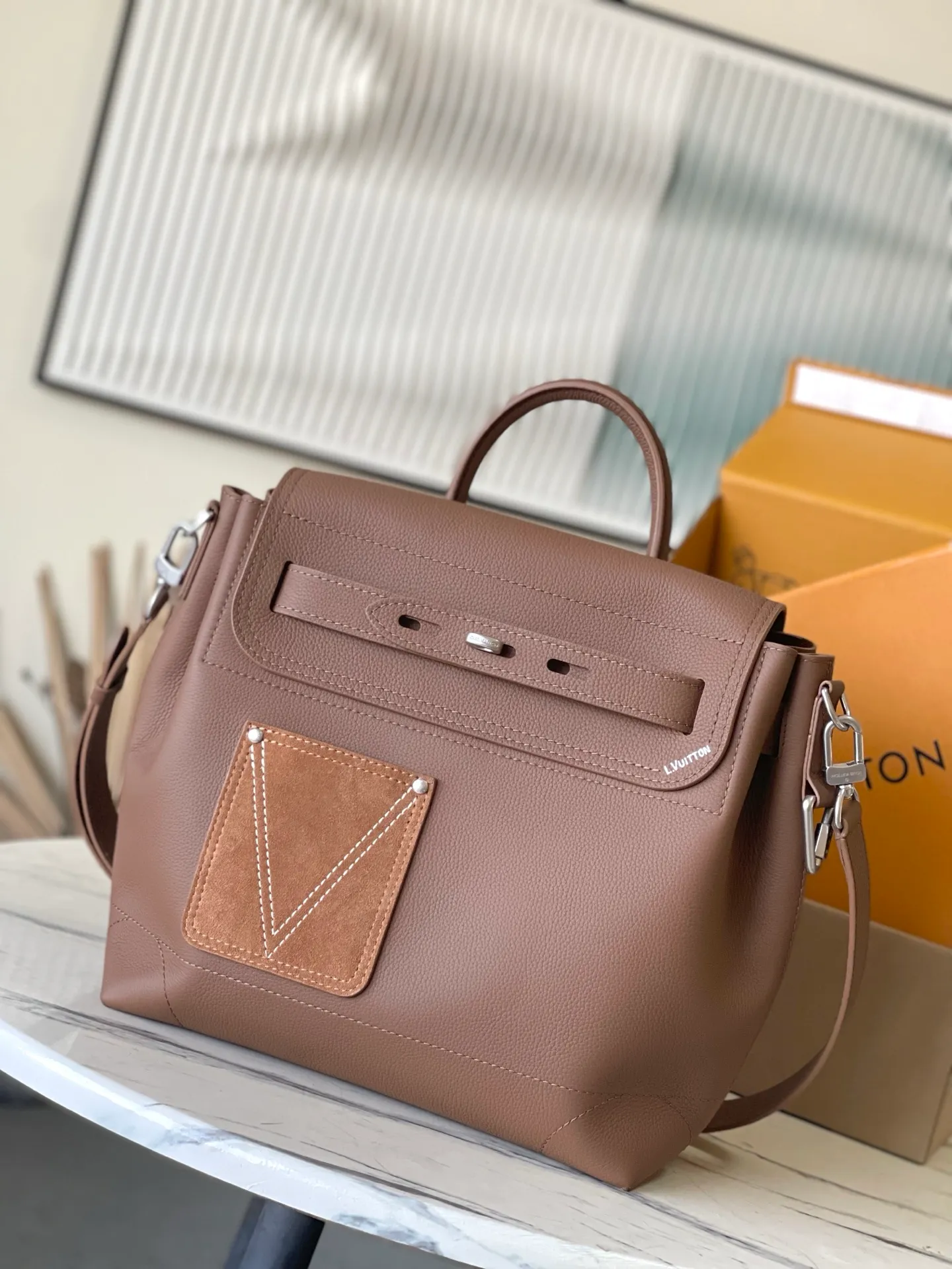 💰1760 (top layer leather) top original order M26758 This Steamer 30 handbag uses LV Touch cow leather to reinterpret the classic Steamer handbag that has been popular for a century. Grained leather and suede on two sides. The suede leather front pocket is subtly embellished with V-shaped stitching, and the convenient V-shaped hook buckle is integrated with Monogram flowers. The shoulder strap design provides cross-body and hand-carry options. Dimensions: 32 × 33 × 14 cm
