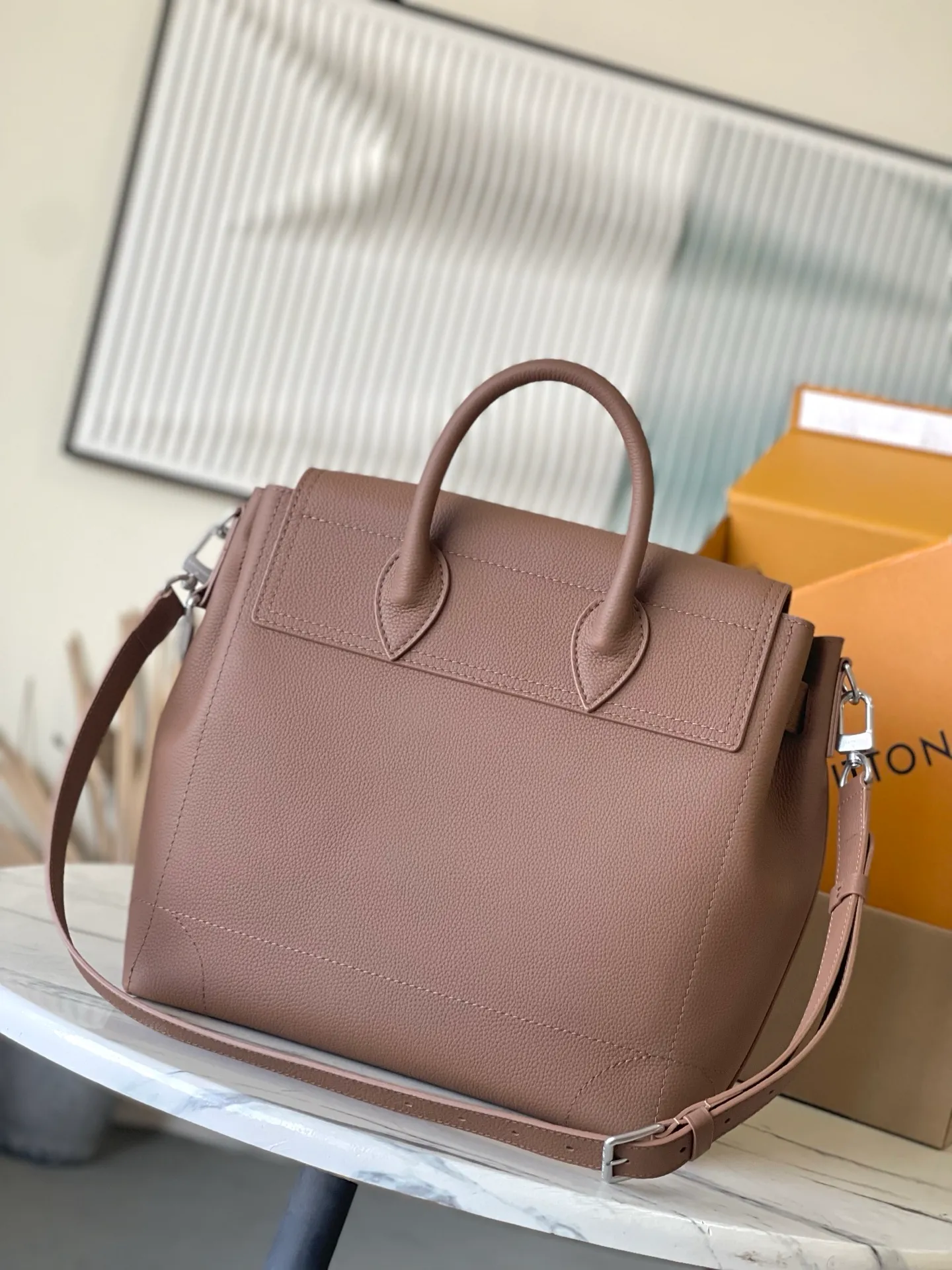 💰1760 (top layer leather) top original order M26758 This Steamer 30 handbag uses LV Touch cow leather to reinterpret the classic Steamer handbag that has been popular for a century. Grained leather and suede on two sides. The suede leather front pocket is subtly embellished with V-shaped stitching, and the convenient V-shaped hook buckle is integrated with Monogram flowers. The shoulder strap design provides cross-body and hand-carry options. Dimensions: 32 × 33 × 14 cm