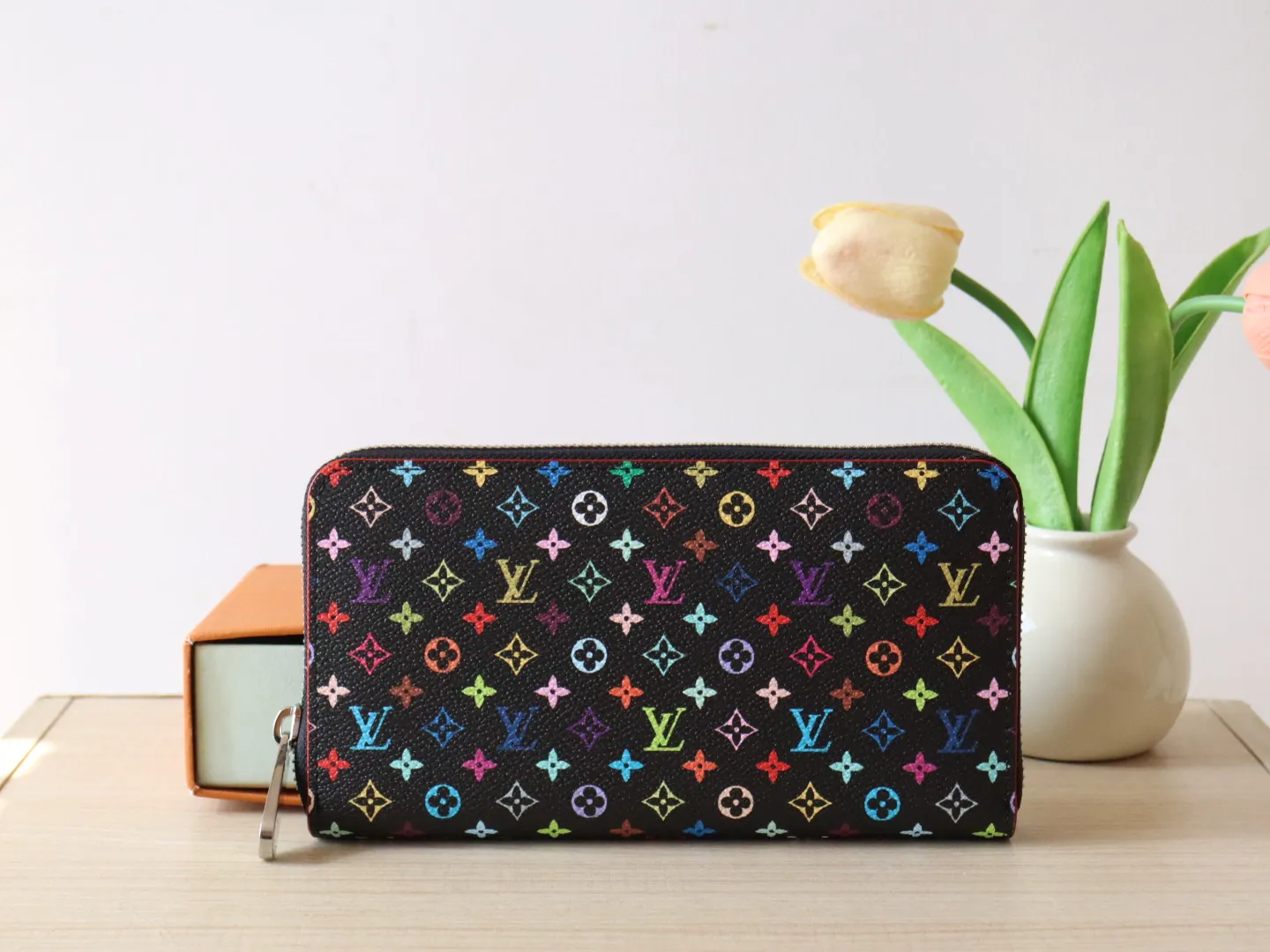 13992 Tricolor single pull 60017 🌟P100 single zipper wallet series Zippy Ld zipper wallet This zippy zipper wallet with unique collectible value. This Monogram print is interpreted in 33 colorful colors. In 2025, Takashi Murakami and LV jointly launched the white tricolor and the black tricolor, which are popular all over the world and are loved by celebrities and celebrities. They are lively, childlike and friendly. 19.5× 10.5x 2.5 cm (length x height x width)