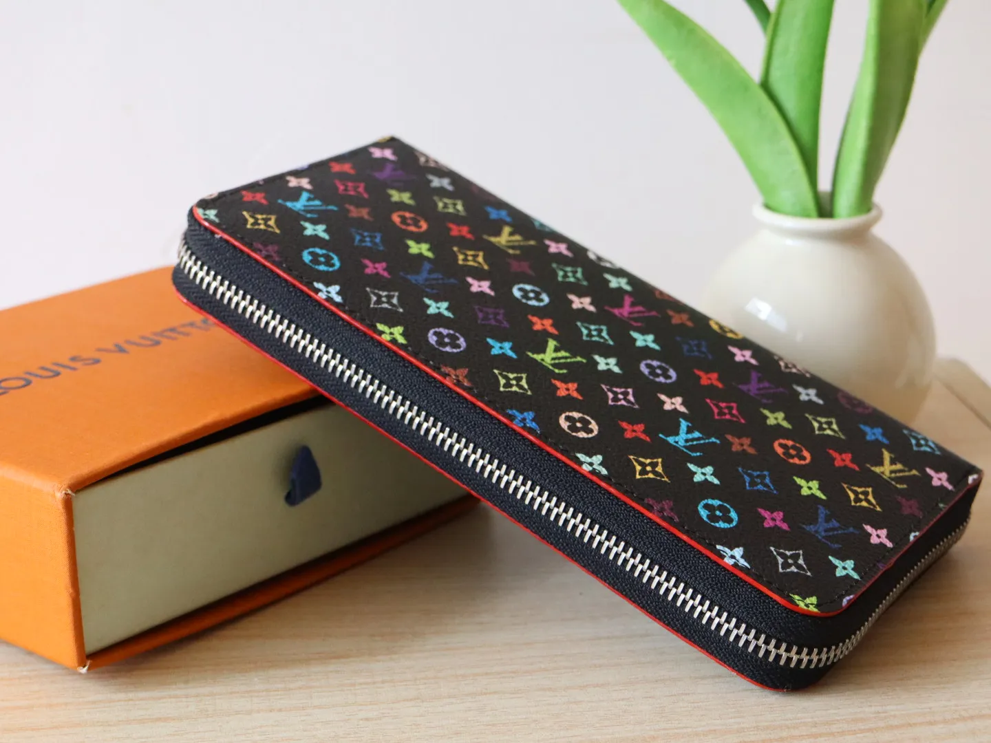 13992 Tricolor single pull 60017 🌟P100 single zipper wallet series Zippy Ld zipper wallet This zippy zipper wallet with unique collectible value. This Monogram print is interpreted in 33 colorful colors. In 2025, Takashi Murakami and LV jointly launched the white tricolor and the black tricolor, which are popular all over the world and are loved by celebrities and celebrities. They are lively, childlike and friendly. 19.5× 10.5x 2.5 cm (length x height x width)