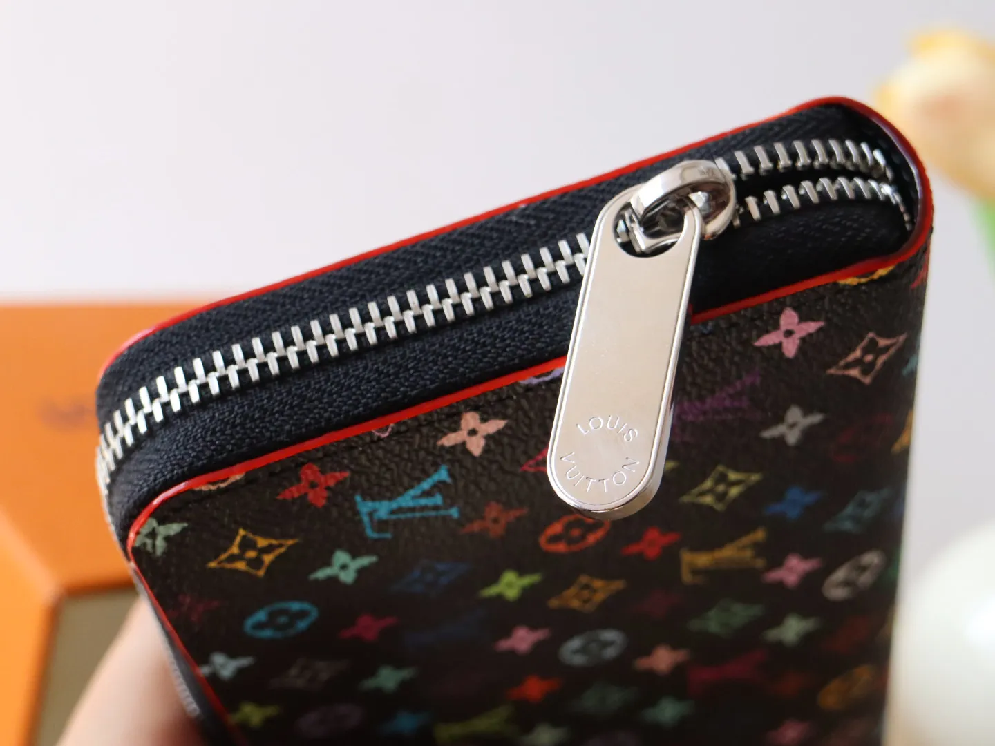 13992 Tricolor single pull 60017 🌟P100 single zipper wallet series Zippy Ld zipper wallet This zippy zipper wallet with unique collectible value. This Monogram print is interpreted in 33 colorful colors. In 2025, Takashi Murakami and LV jointly launched the white tricolor and the black tricolor, which are popular all over the world and are loved by celebrities and celebrities. They are lively, childlike and friendly. 19.5× 10.5x 2.5 cm (length x height x width)
