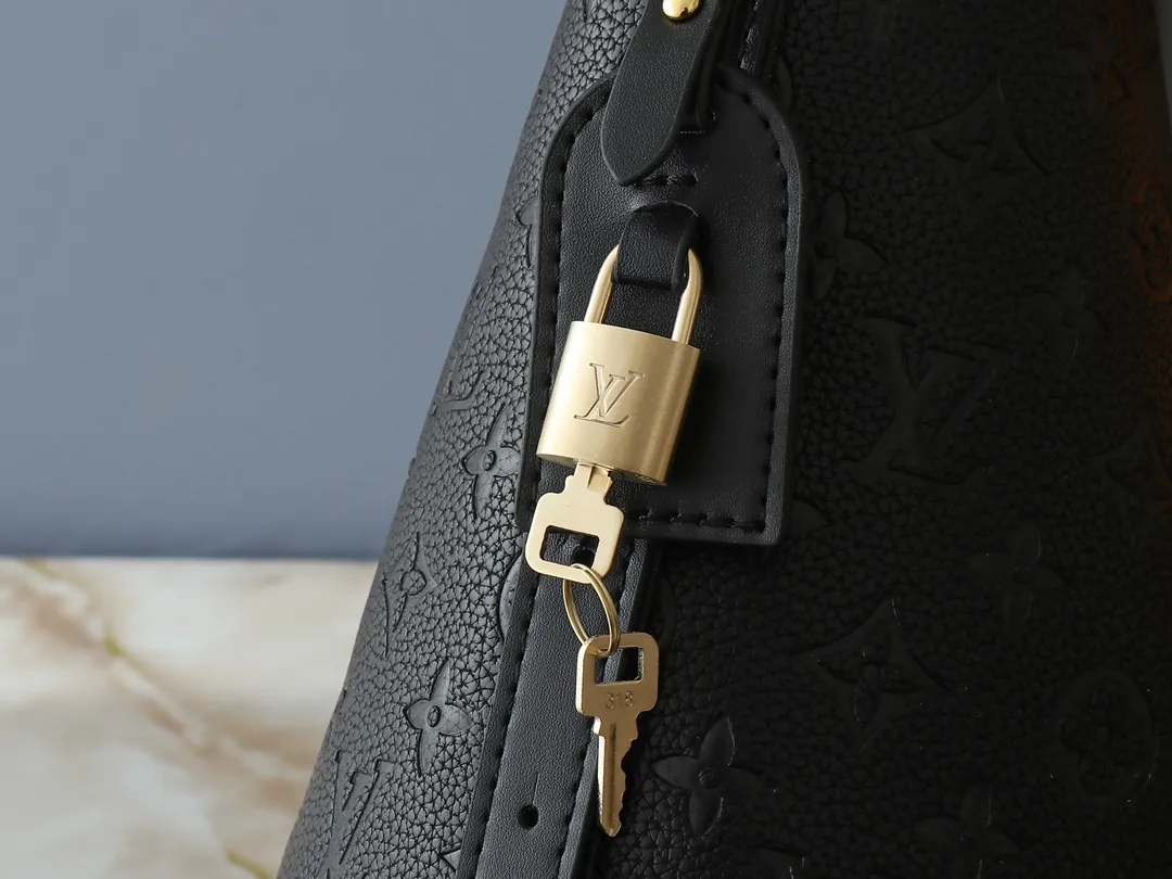 💰240💰Upgraded from the original M12925 M12926 M13480 M13044 M14356 M13045 M13089 This All In handbag is made of Monogram cow leather with shiny metal parts, and the iconic padlock and nameplate highlight the classic style. The adjustable shoulder strap continues the brand's trunk-making heritage, and the leather shoulder strap adds cross-body and shoulder carry options. The foldable design enables the silhouette to be retracted and retracted freely, providing ample space for daily use. 30.0 x 25.0 x 17.0 cm (length x height x width)