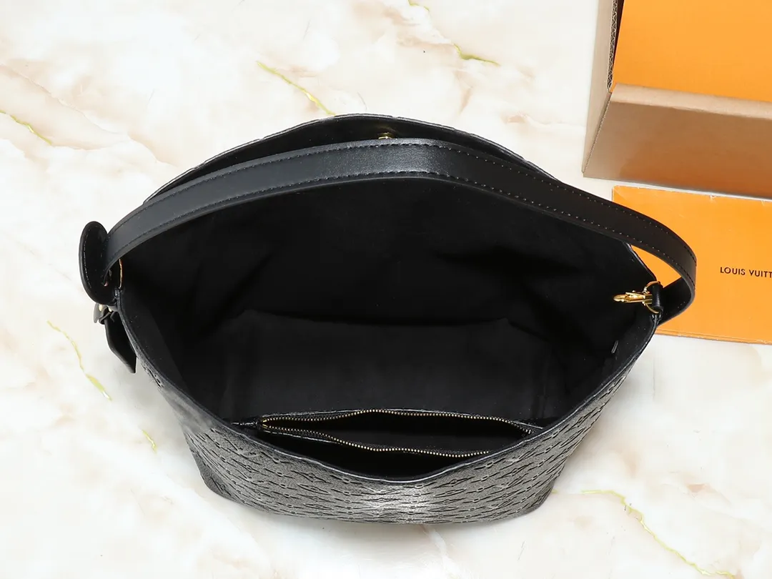 💰240💰Upgraded from the original M12925 M12926 M13480 M13044 M14356 M13045 M13089 This All In handbag is made of Monogram cow leather with shiny metal parts, and the iconic padlock and nameplate highlight the classic style. The adjustable shoulder strap continues the brand's trunk-making heritage, and the leather shoulder strap adds cross-body and shoulder carry options. The foldable design enables the silhouette to be retracted and retracted freely, providing ample space for daily use. 30.0 x 25.0 x 17.0 cm (length x height x width)