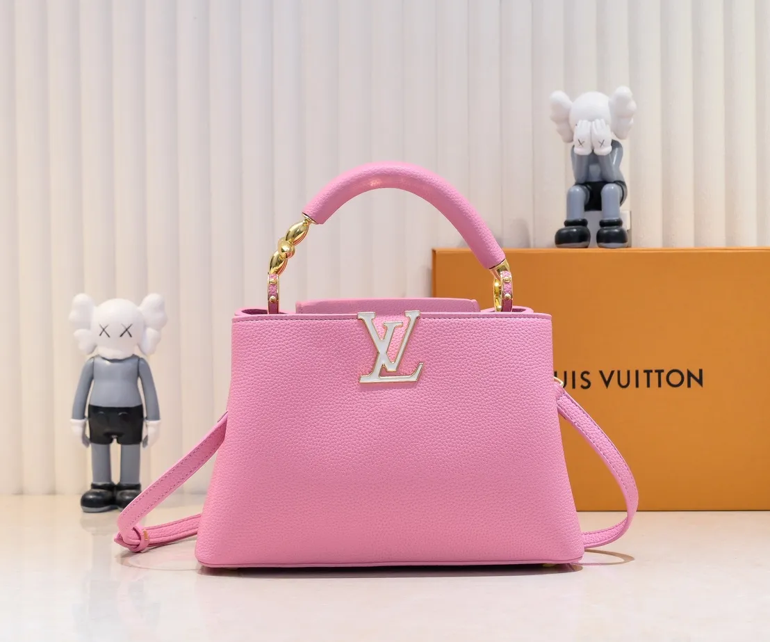 The upgraded version of the P460 M24698 Capucines BB handbag is made of Taurillon cow leather decorated with shiny metal parts, and the LV letters are written in 3D strokes. Metal Monogram flowers bloom quietly on the rolled leather handle, subtly proving the brand's exquisite craftsmanship. The detachable and adjustable leather shoulder strap allows for comfortable shoulder carrying. Detailed features 26.5 x17.5 x9 cm