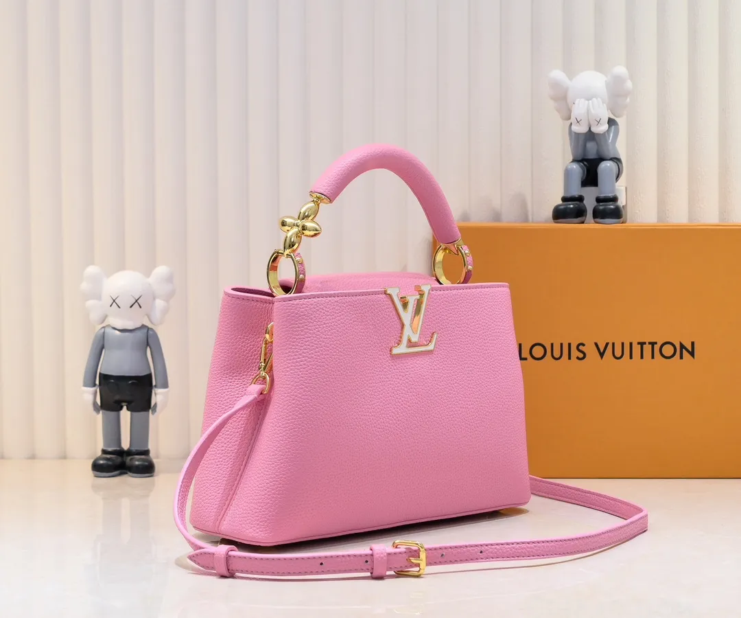 The upgraded version of the P460 M24698 Capucines BB handbag is made of Taurillon cow leather decorated with shiny metal parts, and the LV letters are written in 3D strokes. Metal Monogram flowers bloom quietly on the rolled leather handle, subtly proving the brand's exquisite craftsmanship. The detachable and adjustable leather shoulder strap allows for comfortable shoulder carrying. Detailed features 26.5 x17.5 x9 cm