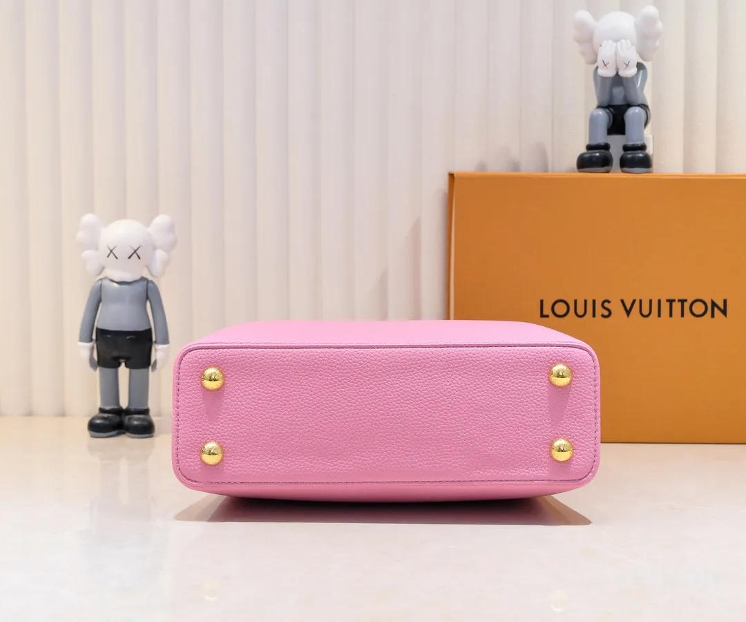 The upgraded version of the P460 M24698 Capucines BB handbag is made of Taurillon cow leather decorated with shiny metal parts, and the LV letters are written in 3D strokes. Metal Monogram flowers bloom quietly on the rolled leather handle, subtly proving the brand's exquisite craftsmanship. The detachable and adjustable leather shoulder strap allows for comfortable shoulder carrying. Detailed features 26.5 x17.5 x9 cm