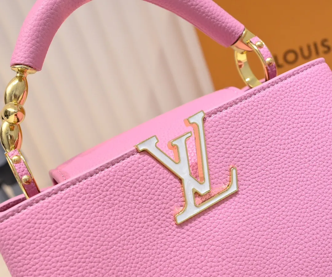 The upgraded version of the P460 M24698 Capucines BB handbag is made of Taurillon cow leather decorated with shiny metal parts, and the LV letters are written in 3D strokes. Metal Monogram flowers bloom quietly on the rolled leather handle, subtly proving the brand's exquisite craftsmanship. The detachable and adjustable leather shoulder strap allows for comfortable shoulder carrying. Detailed features 26.5 x17.5 x9 cm