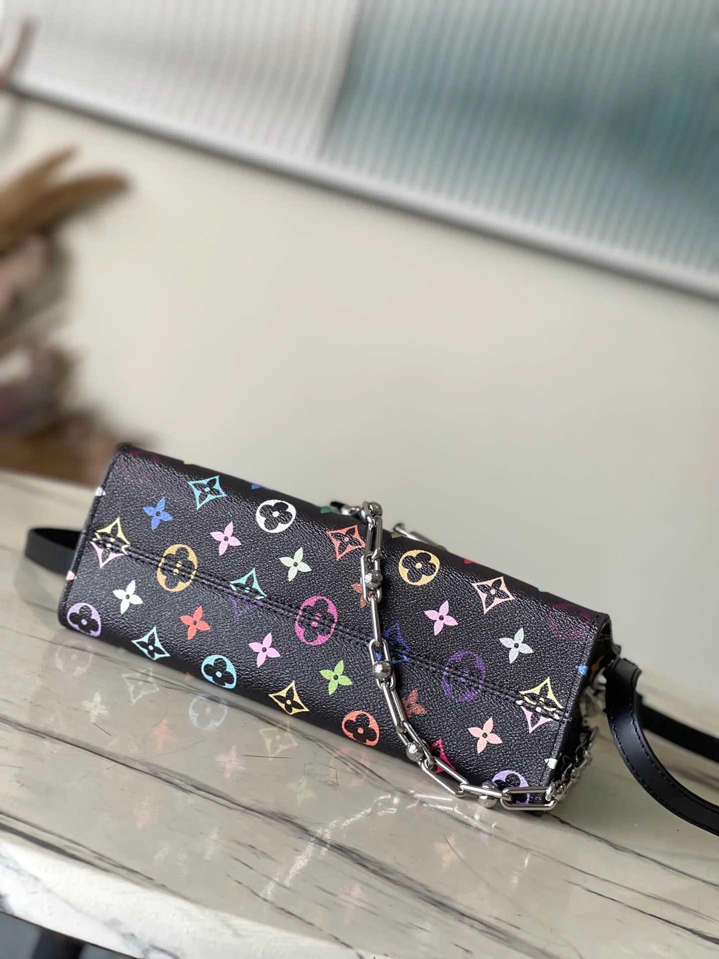 💰1240 Top original order M13260 This OnTheGo East West handbag is made of coated canvas, with the full-frame Monogram pattern painted in the rainbow tones of the x Murakami collaboration series. The cow leather Toron handle, cross-body chain and adjustable leather shoulder strap allow for a variety of carrying methods, and the ample interior can easily store smartphones and other daily needs. Dimensions: 25 × 13 × 10 cm