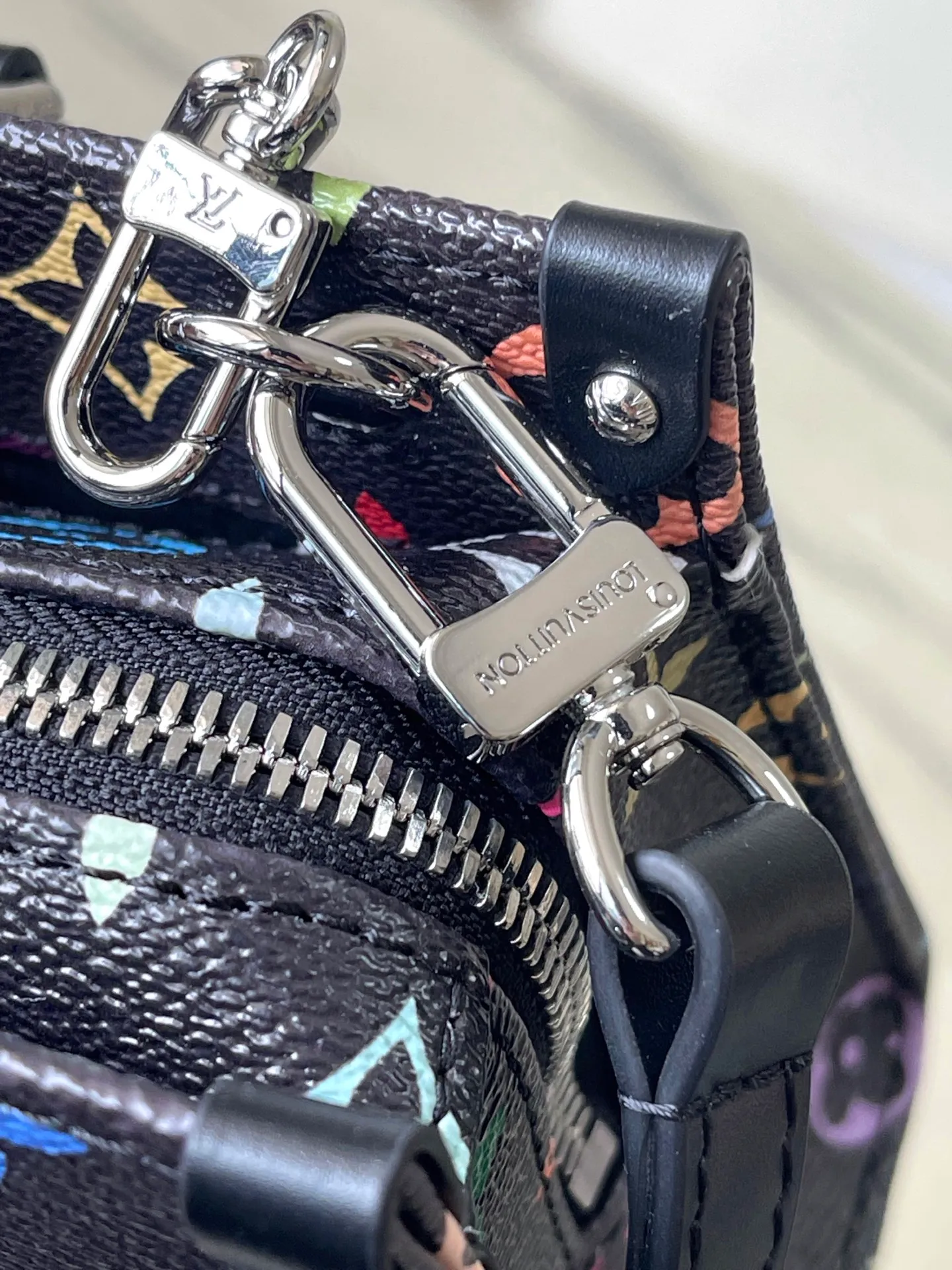 💰1240 Top original order M13260 This OnTheGo East West handbag is made of coated canvas, with the full-frame Monogram pattern painted in the rainbow tones of the x Murakami collaboration series. The cow leather Toron handle, cross-body chain and adjustable leather shoulder strap allow for a variety of carrying methods, and the ample interior can easily store smartphones and other daily needs. Dimensions: 25 × 13 × 10 cm