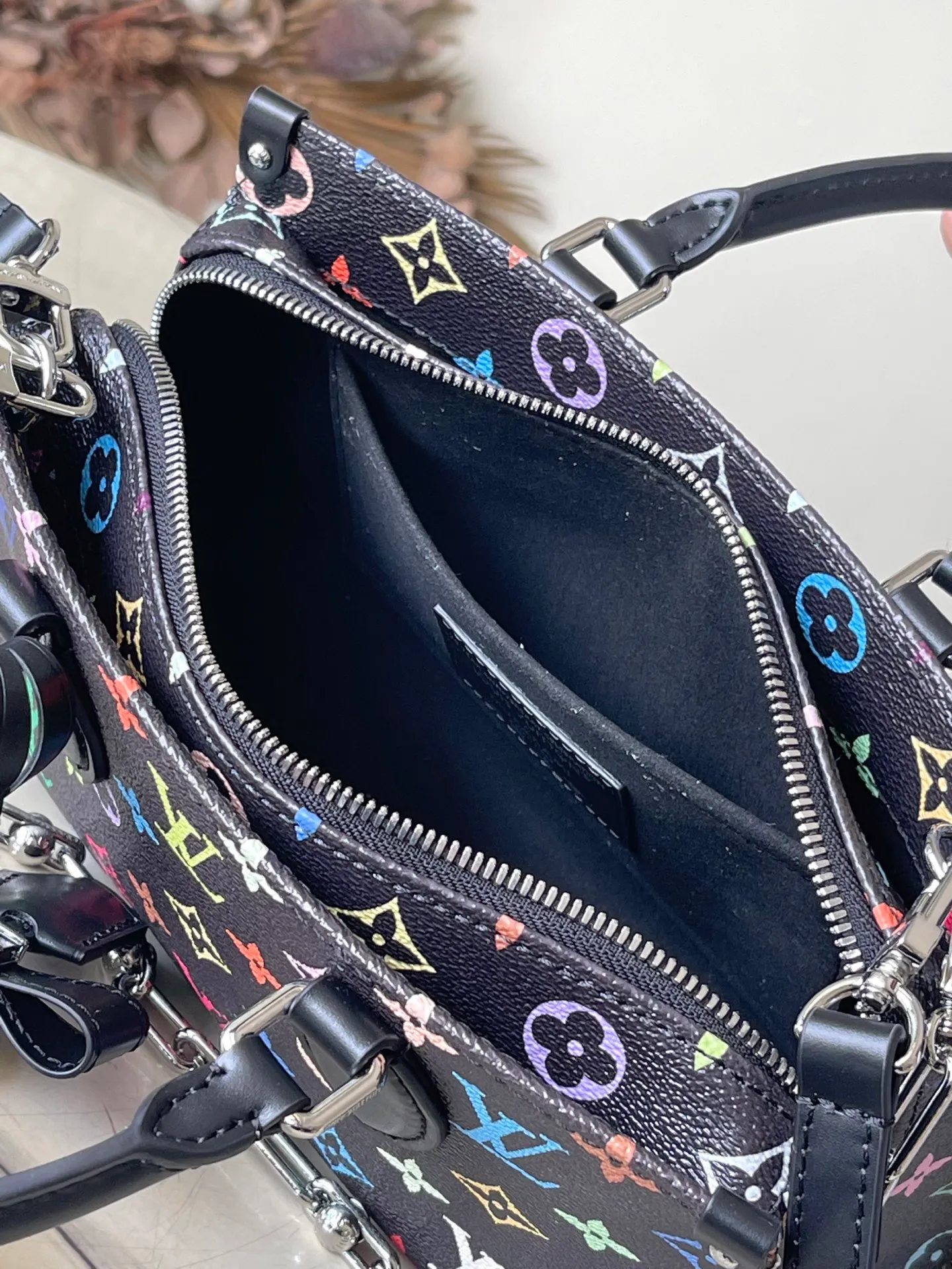 💰1240 Top original order M13260 This OnTheGo East West handbag is made of coated canvas, with the full-frame Monogram pattern painted in the rainbow tones of the x Murakami collaboration series. The cow leather Toron handle, cross-body chain and adjustable leather shoulder strap allow for a variety of carrying methods, and the ample interior can easily store smartphones and other daily needs. Dimensions: 25 × 13 × 10 cm