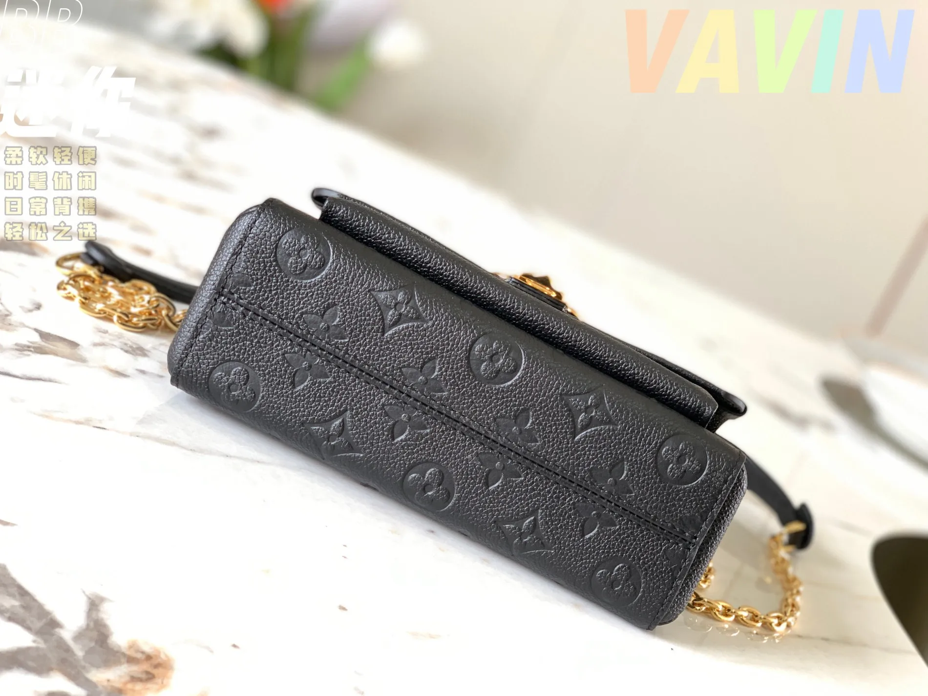 P1360 [Original leather 💋 M44550 black embossed] Made of smooth and embossed Monogram Empreinte Combining silky and textured textures, the hook buckle pays tribute to the design of Louis Vuitton luggage, and is paired with a chain shoulder strap to add contrast. The compact shape contains ample capacity, and is made of a mixture of cowhide leather. This small Vavin handbag features a bright and eye-catching lock design. It is soft, lightweight, fashionable and casual, and is an easy choice for daily carrying. It is equipped with an adjustable leather chain strap, which can be carried on the shoulder or crossbody. Detailed size 21x15x8cm