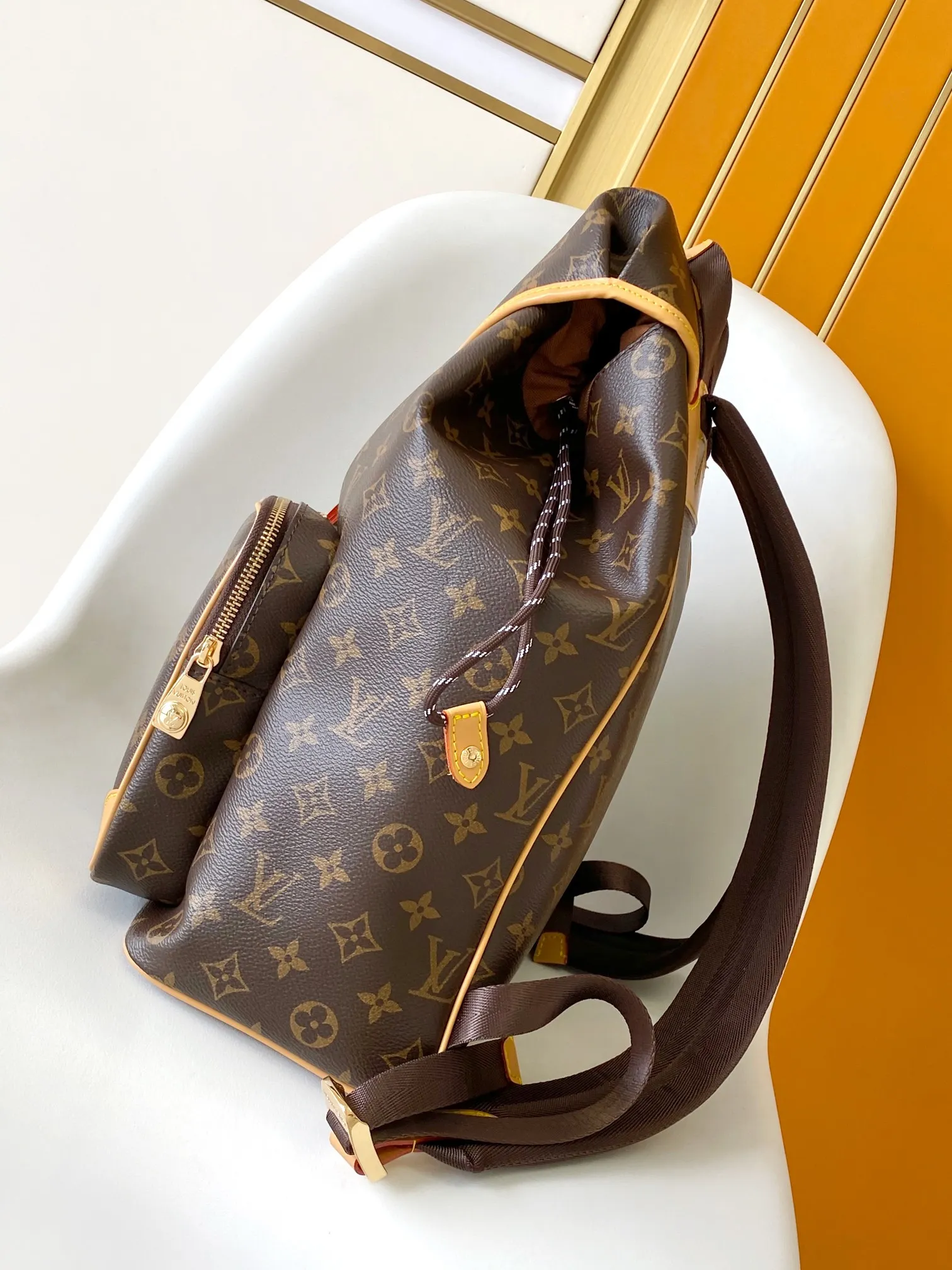 💰1480 Top original item M14015 Top original item The multifunctional Christopher small backpack uses Monogram canvas to interpret the rugged and simple spirit of a hiking bag. Its unique style is suitable for both work and entertainment, highlighting a high-quality lifestyle. 40 x 17 x 34 cm (H x W x L)