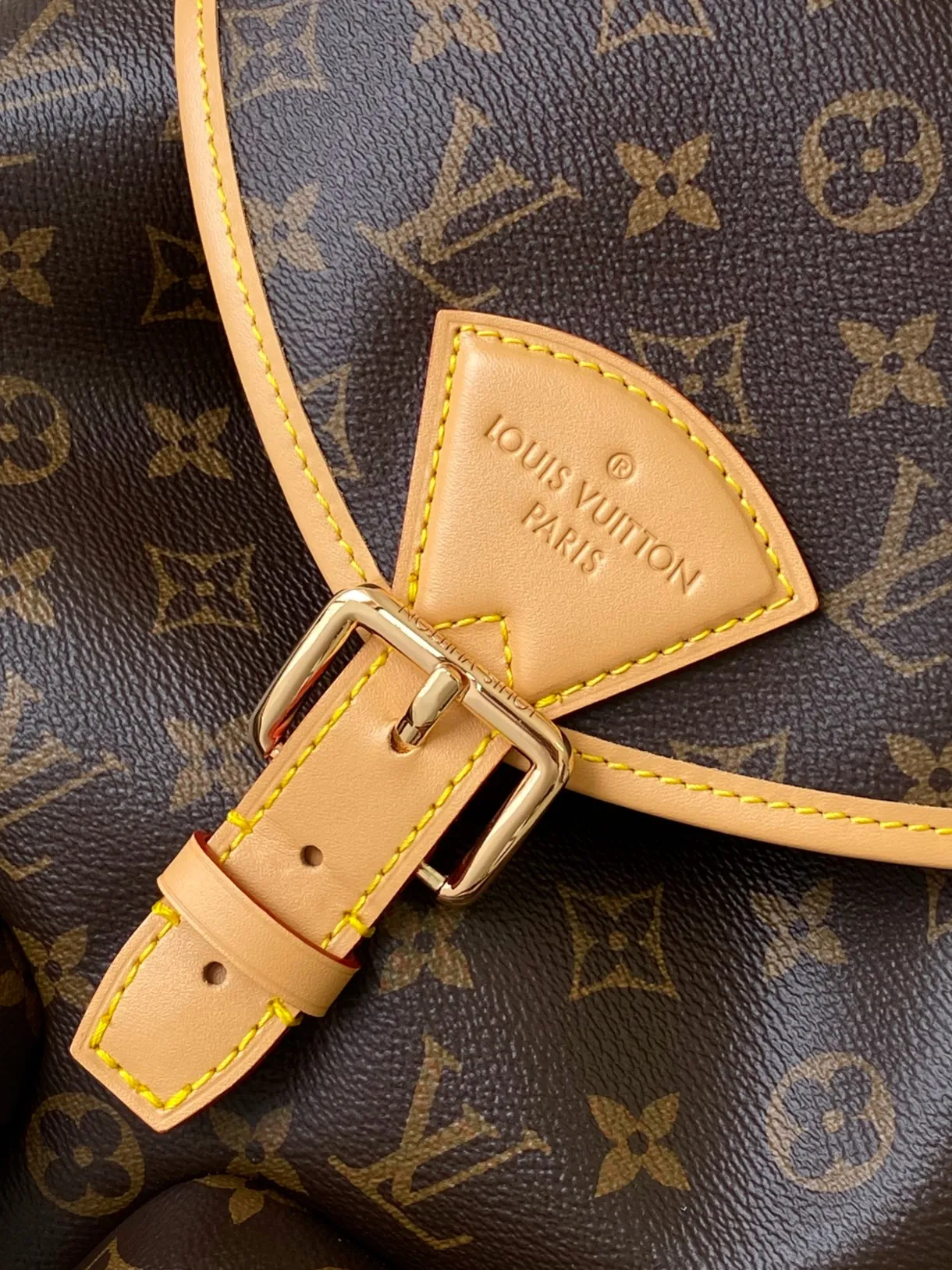 💰1480 Top original item M14015 Top original item The multifunctional Christopher small backpack uses Monogram canvas to interpret the rugged and simple spirit of a hiking bag. Its unique style is suitable for both work and entertainment, highlighting a high-quality lifestyle. 40 x 17 x 34 cm (H x W x L)