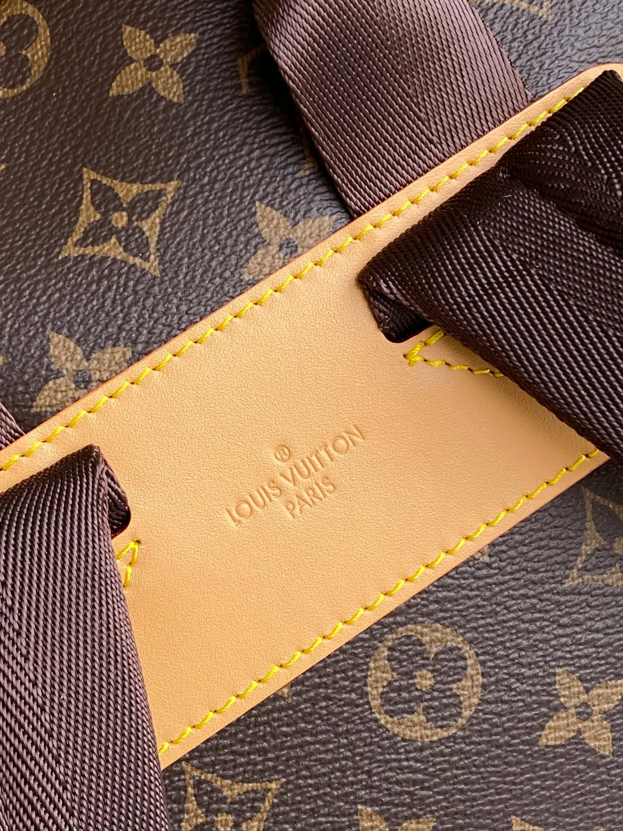 💰1480 Top original item M14015 Top original item The multifunctional Christopher small backpack uses Monogram canvas to interpret the rugged and simple spirit of a hiking bag. Its unique style is suitable for both work and entertainment, highlighting a high-quality lifestyle. 40 x 17 x 34 cm (H x W x L)