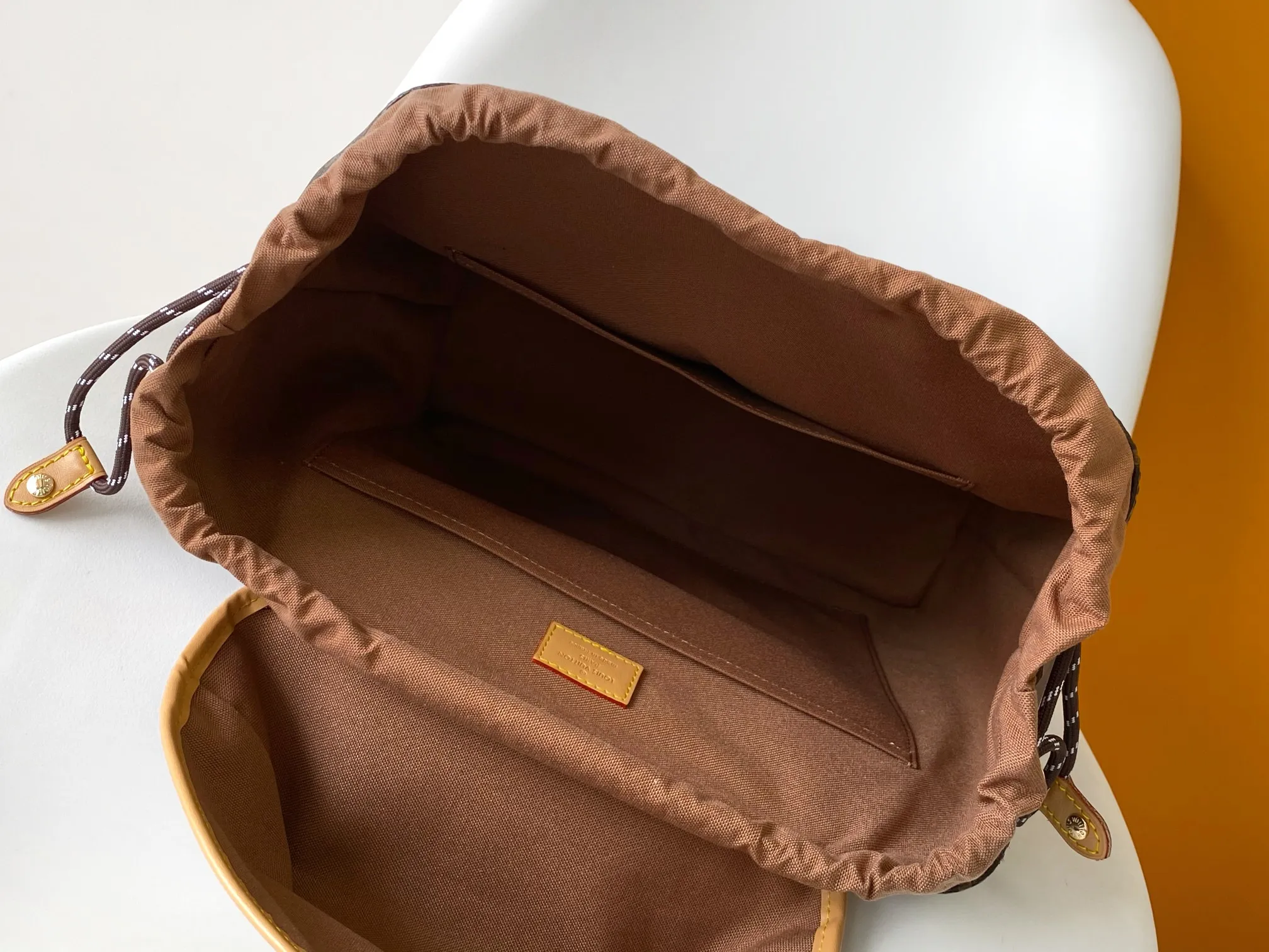 💰1480 Top original item M14015 Top original item The multifunctional Christopher small backpack uses Monogram canvas to interpret the rugged and simple spirit of a hiking bag. Its unique style is suitable for both work and entertainment, highlighting a high-quality lifestyle. 40 x 17 x 34 cm (H x W x L)