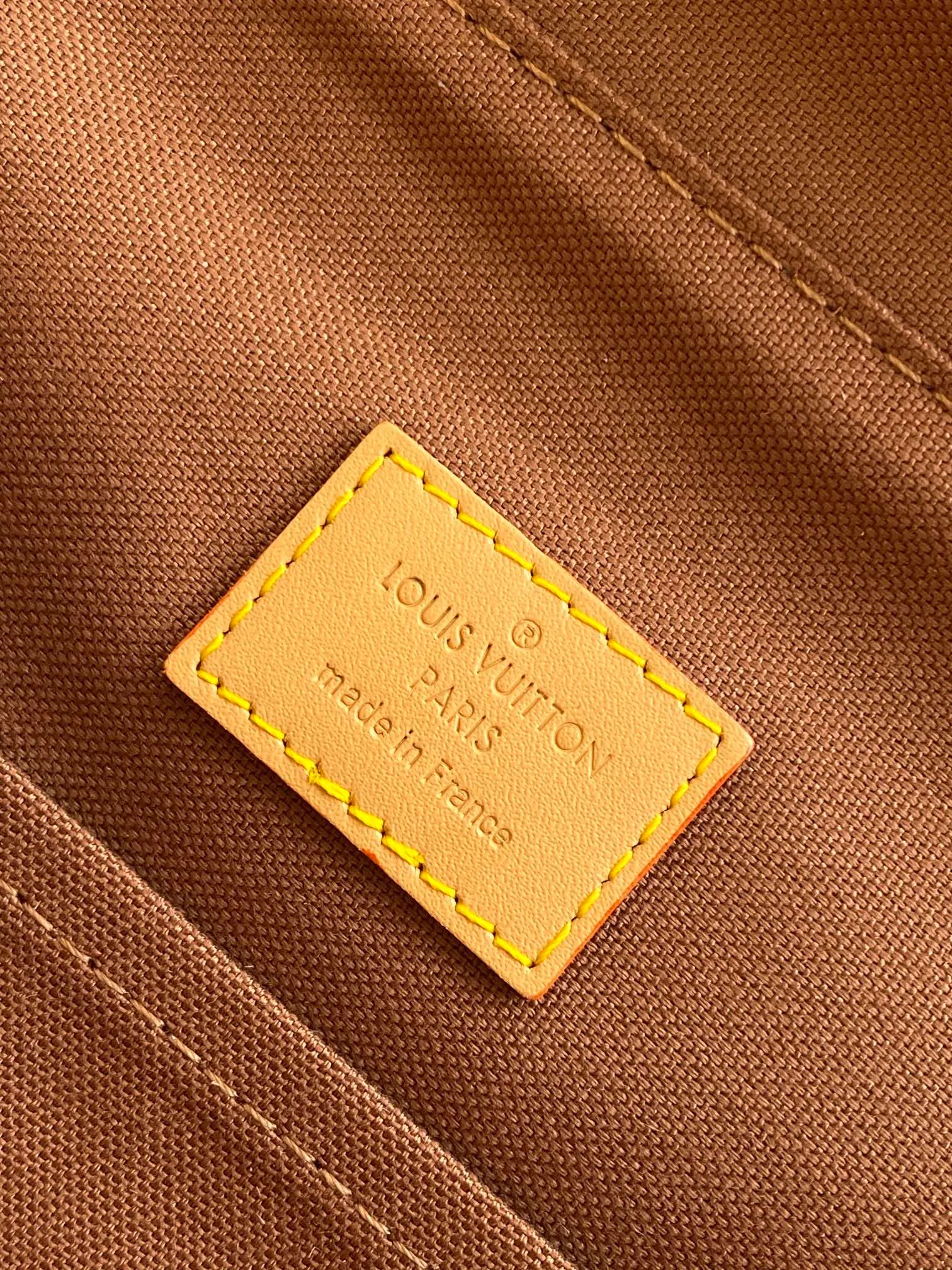 💰1480 Top original item M14015 Top original item The multifunctional Christopher small backpack uses Monogram canvas to interpret the rugged and simple spirit of a hiking bag. Its unique style is suitable for both work and entertainment, highlighting a high-quality lifestyle. 40 x 17 x 34 cm (H x W x L)
