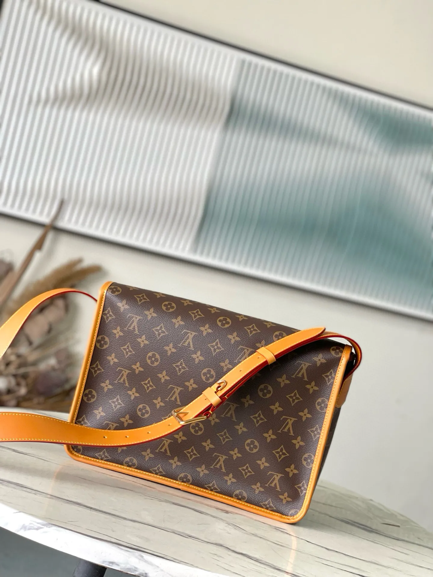 💰1140 Top Original Order M14723 This Satchel messenger bag draws inspiration from the classic Gibeciere handbag in the 1990s, using Monogram canvas with cow leather trim. It has a flap closure with a subtle buckle, a chic front pocket and a padded interior pocket for laptops that are functional, while the retro style can easily brighten up any look. Dimensions: 35.5 × 24 × 12 cm