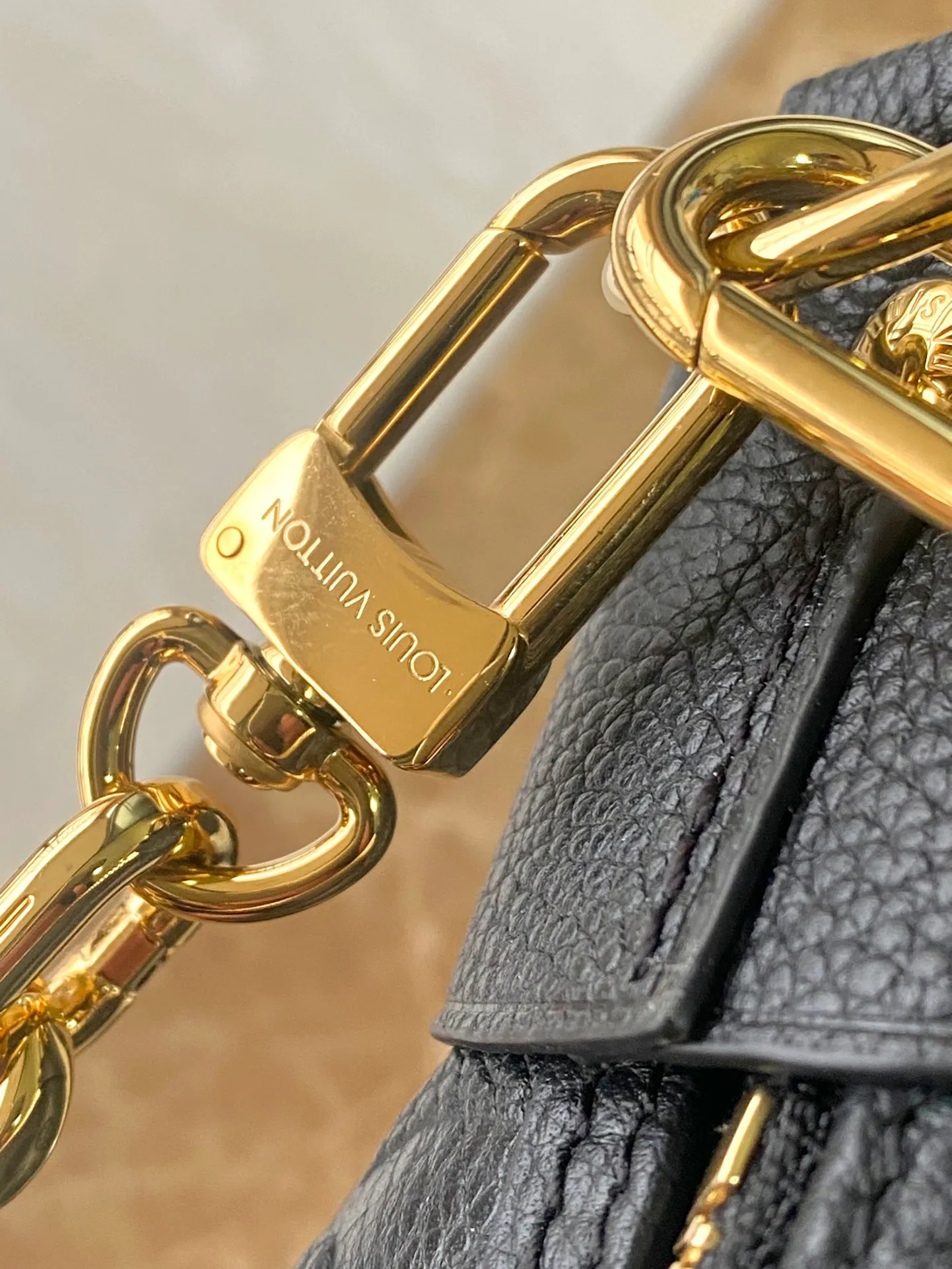 💰1300 (top layer leather) top original order M46725. Support counter inspection. Photos taken of duty-free goods are consistent with the product without unpacking. This product is an exclusive duty-free product in the market and is the highest-end product. Inspection is supported. This product has passed strict inspection and is flawless. Please wear gloves when touching the product. This product is not returnable or exchangeable. Please confirm the product first and then remove the label on the handle. This product is temporarily not open to the public, only regular customers, and is in short supply. Dimensions: 38 x 26 x 10 cm