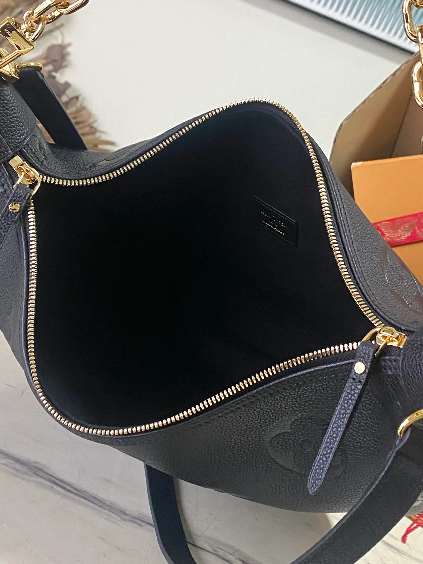 💰1300 (top layer leather) top original order M46725. Support counter inspection. Photos taken of duty-free goods are consistent with the product without unpacking. This product is an exclusive duty-free product in the market and is the highest-end product. Inspection is supported. This product has passed strict inspection and is flawless. Please wear gloves when touching the product. This product is not returnable or exchangeable. Please confirm the product first and then remove the label on the handle. This product is temporarily not open to the public, only regular customers, and is in short supply. Dimensions: 38 x 26 x 10 cm