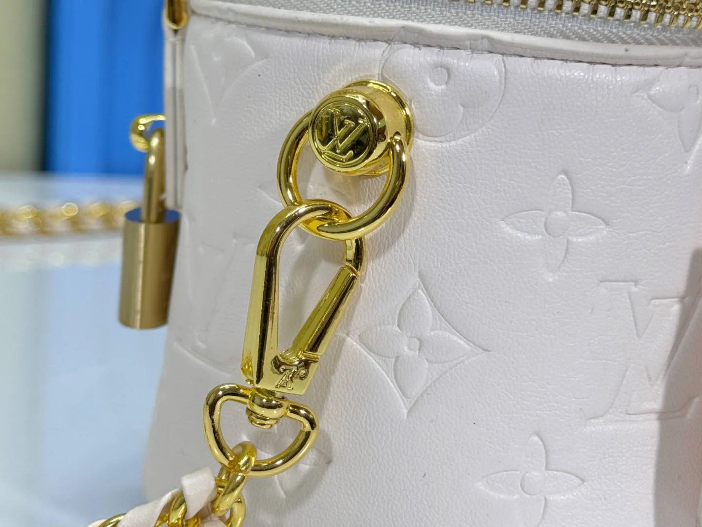 P240 Upgraded original version M25219 white M25123 black This small Vanity Cc handbag is made of fluffy sheep leather and interprets Nicolas Ghesquière's new interpretation of urban handbags with a soft and lightweight design. A dazzling LV padlock and leather key pouch mark the brand's identity, and a detachable woven leather chain makes it easy to carry by hand, shoulder or cross-body. 19 x 13 x 11 cm (length x height x width)