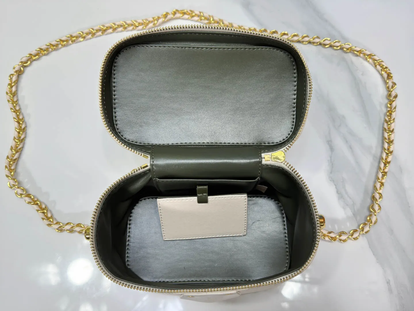 P240 Upgraded original version M25219 white M25123 black This small Vanity Cc handbag is made of fluffy sheep leather and interprets Nicolas Ghesquière's new interpretation of urban handbags with a soft and lightweight design. A dazzling LV padlock and leather key pouch mark the brand's identity, and a detachable woven leather chain makes it easy to carry by hand, shoulder or cross-body. 19 x 13 x 11 cm (length x height x width)