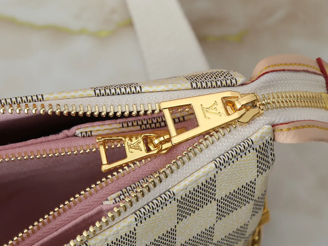 💰280💰Upgraded original large size M57791 black patent leather M57783 black M50268 M57782 dark green M59279 caramel Coussin medium handbag captured the attention of the 2021 spring and summer fashion show 34 x 24 x 12 cm Monogram embossed fluffy sheepskin calfskin trim microfiber lining metal parts inner compartment Zipper closure Shoulder strap: removable, adjustable Strap half-length: 30.0 cm Strap half-length adjustable to: 50.0 cm Chain: removable Chain half-length: 21.0 cm