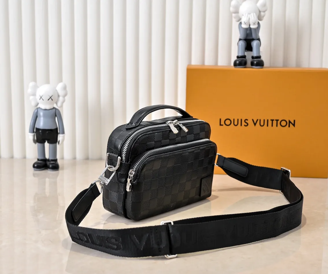 💰260💰Upgraded from the original M11657. This compact Avenue messenger bag is made of Taïga leather, adding unique personality to the briefcase. The sleek design exudes a contemporary feel with top handles, palladium hardware and strappy fabric strap details. The bag features a zipped main compartment, front pocket and internal patch pocket, making it extremely practical. Dimensions: 22.5 × 16.0 × 7.5 cm (length x height x width)