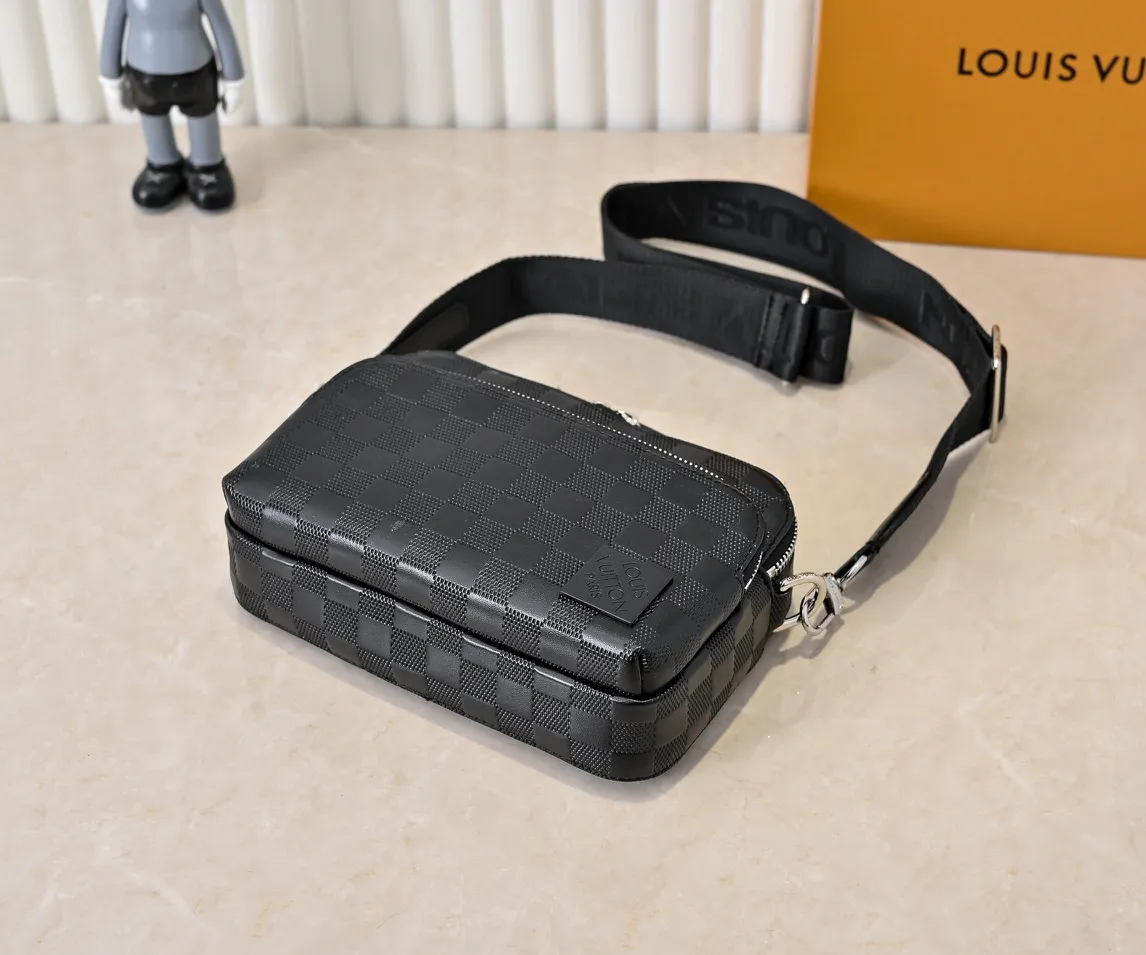 💰260💰Upgraded from the original M11657. This compact Avenue messenger bag is made of Taïga leather, adding unique personality to the briefcase. The sleek design exudes a contemporary feel with top handles, palladium hardware and strappy fabric strap details. The bag features a zipped main compartment, front pocket and internal patch pocket, making it extremely practical. Dimensions: 22.5 × 16.0 × 7.5 cm (length x height x width)