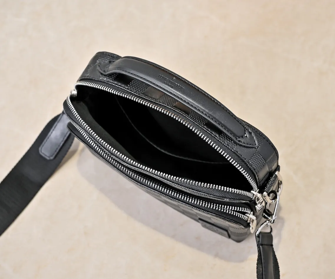 💰260💰Upgraded from the original M11657. This compact Avenue messenger bag is made of Taïga leather, adding unique personality to the briefcase. The sleek design exudes a contemporary feel with top handles, palladium hardware and strappy fabric strap details. The bag features a zipped main compartment, front pocket and internal patch pocket, making it extremely practical. Dimensions: 22.5 × 16.0 × 7.5 cm (length x height x width)