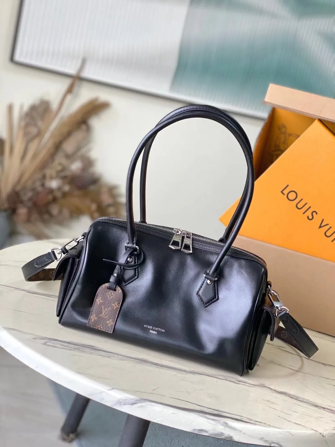 💰1240 (top layer leather) top original order M12934 This Speedy Cargo handbag comes from the LVVbe series, renewing the classic design of the 1930s with avant-garde touches. The body of the glossy sheepskin bag is embellished with a Monogram address plate, paying homage to the brand's long trunk-making heritage. Plenty of space to easily store your daily needs, and the detachable leather shoulder strap allows for a variety of carrying methods. Dimensions: 28 × 17 × 12 cm